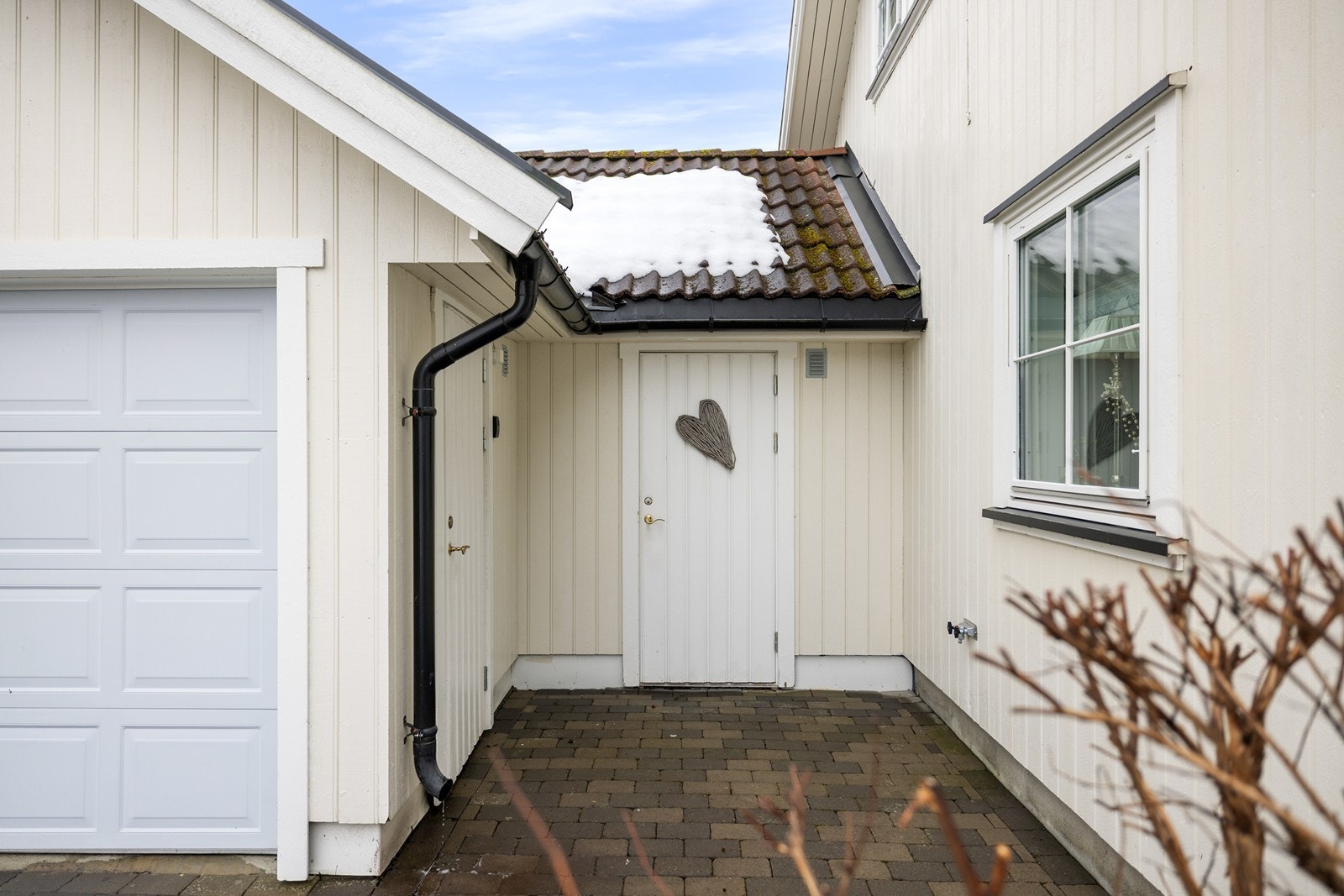 I tilknytning til den store dobbelgarasjen er det en praktisk isolert bod for enkel lagringsplass. Det er i tillegg lagring på loft i garasjen. Galleribilde