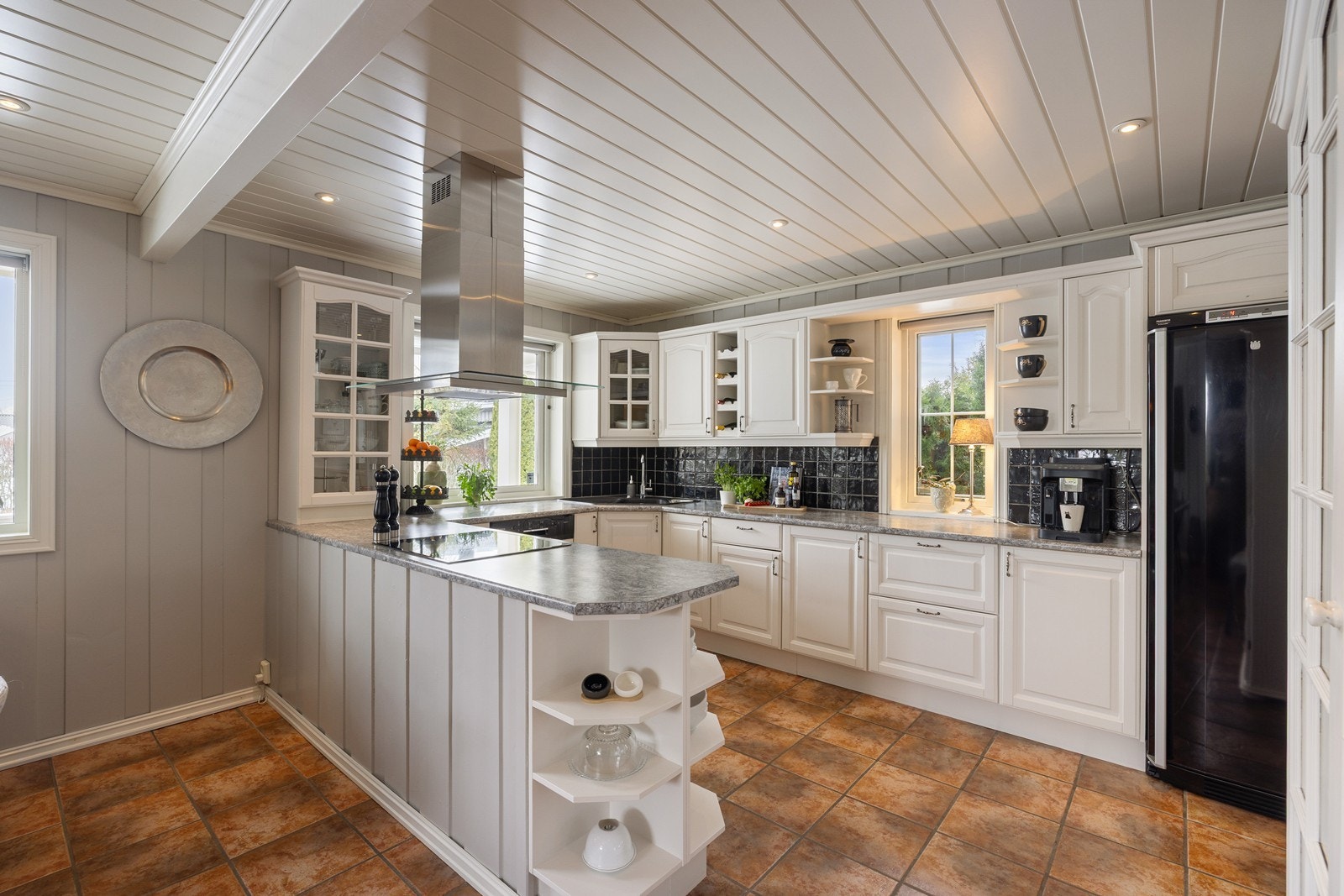 Rommet har integrerte downlights i tak og flislagt gulv med varmekabler. Galleribilde