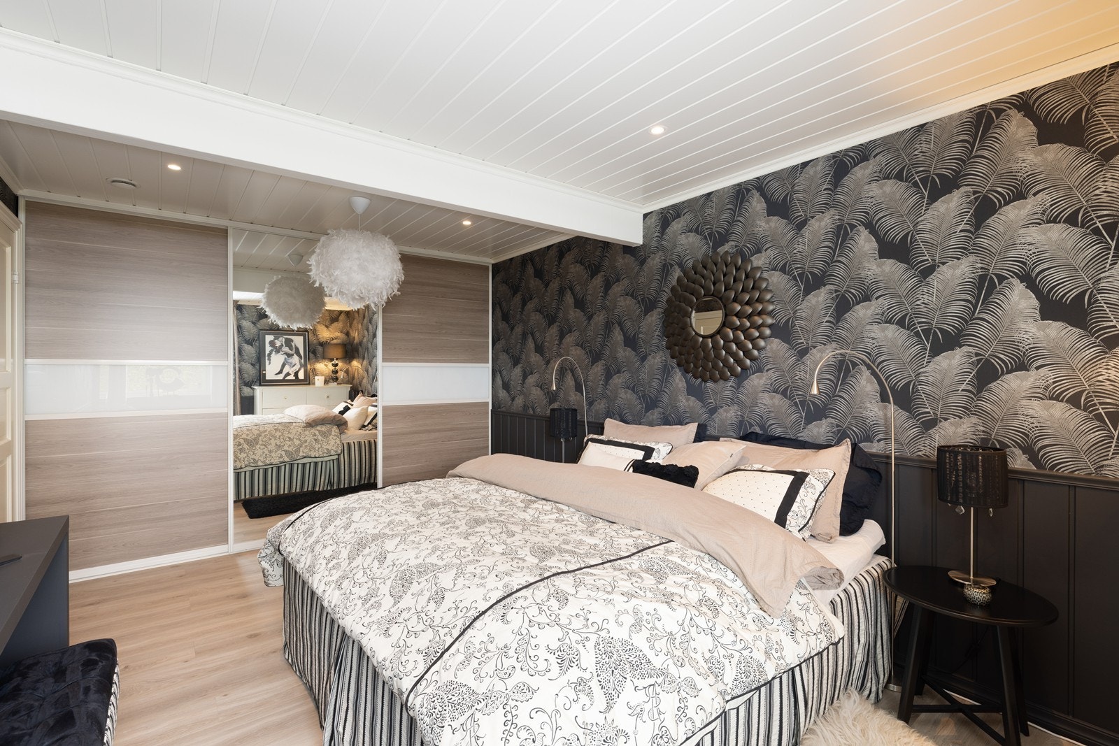 Rommet har en god størrelse, innredet med en innebygget skyvedørsgarderobe med god plass for oppbevaring av klær. Galleribilde