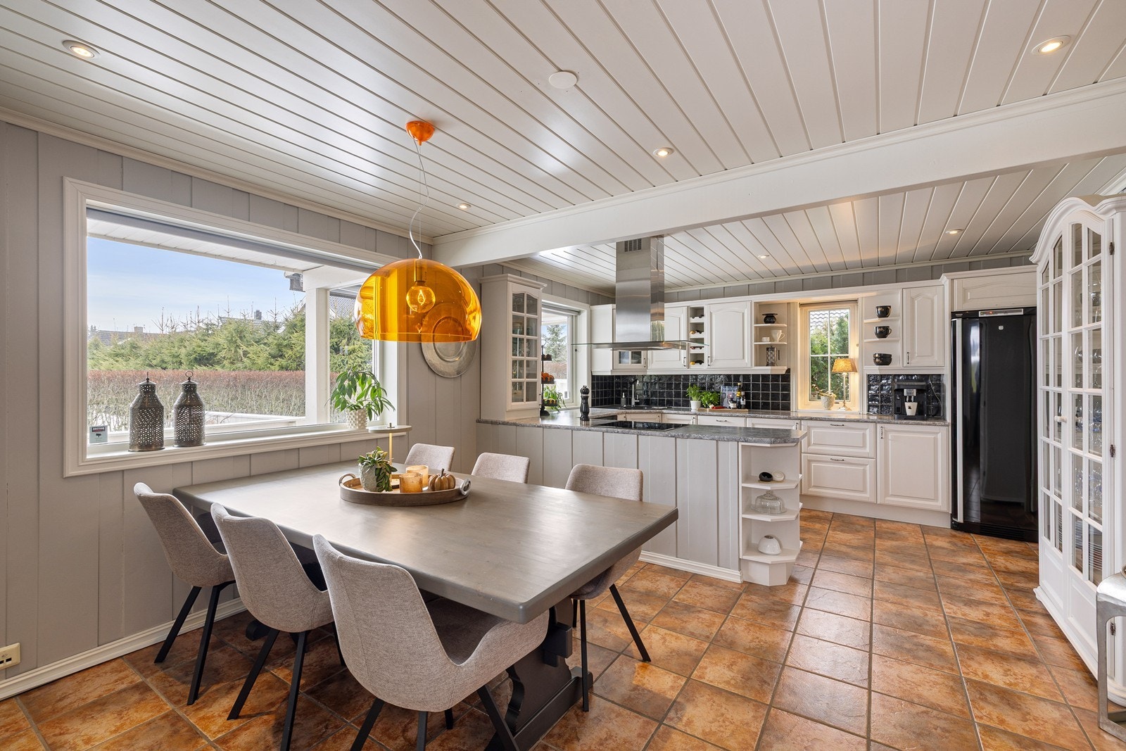 Kjøkkenet er lyst og romslig med en innredning utstyrt med integrert oppvaskmaskin, komfyr og nedfelt platetopp med tilhørende ventilator. Galleribilde