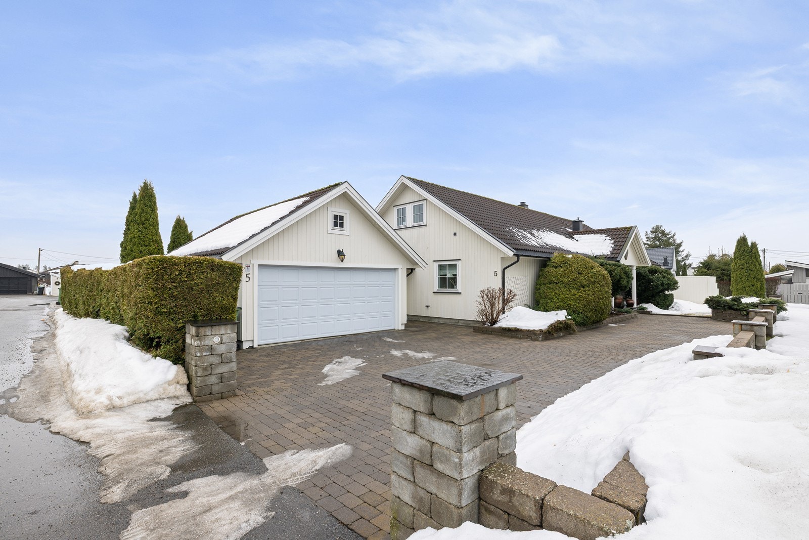 Beliggenheten i en barnevennlig blindgate kombinerer trygge rammer med kort vei til alt en aktiv familie skulle trenge i hverdagen! Galleribilde