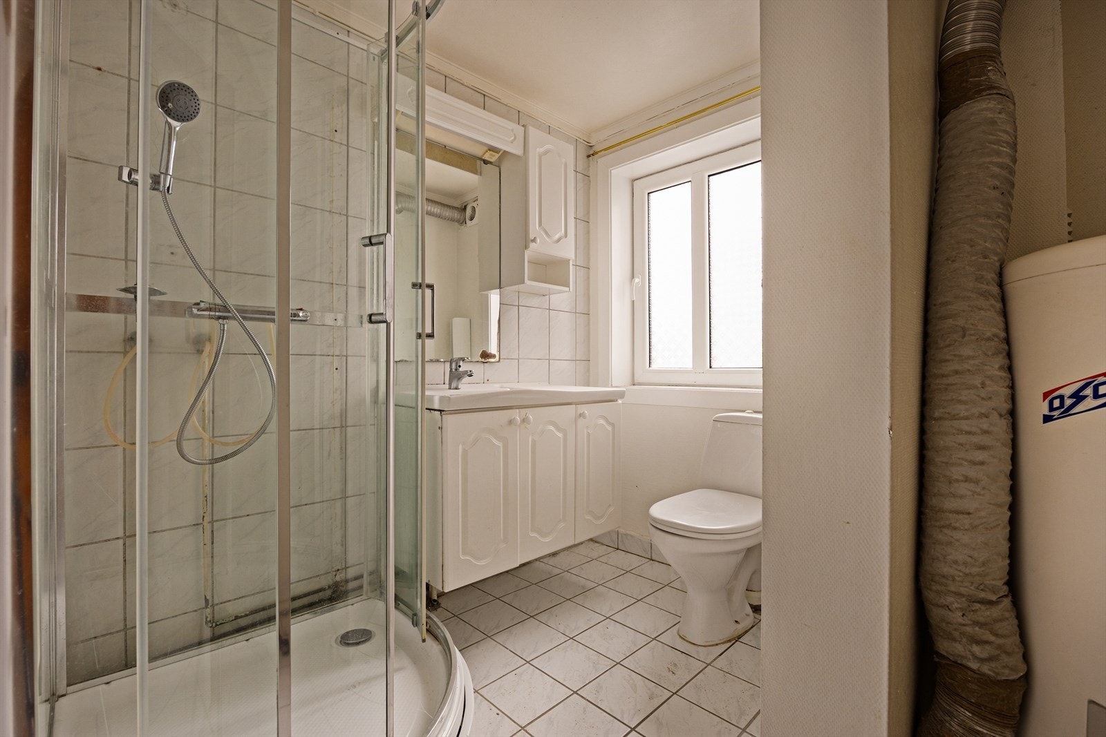Badet har enkelt tilgang til røropplegg via kjeller. Galleribilde