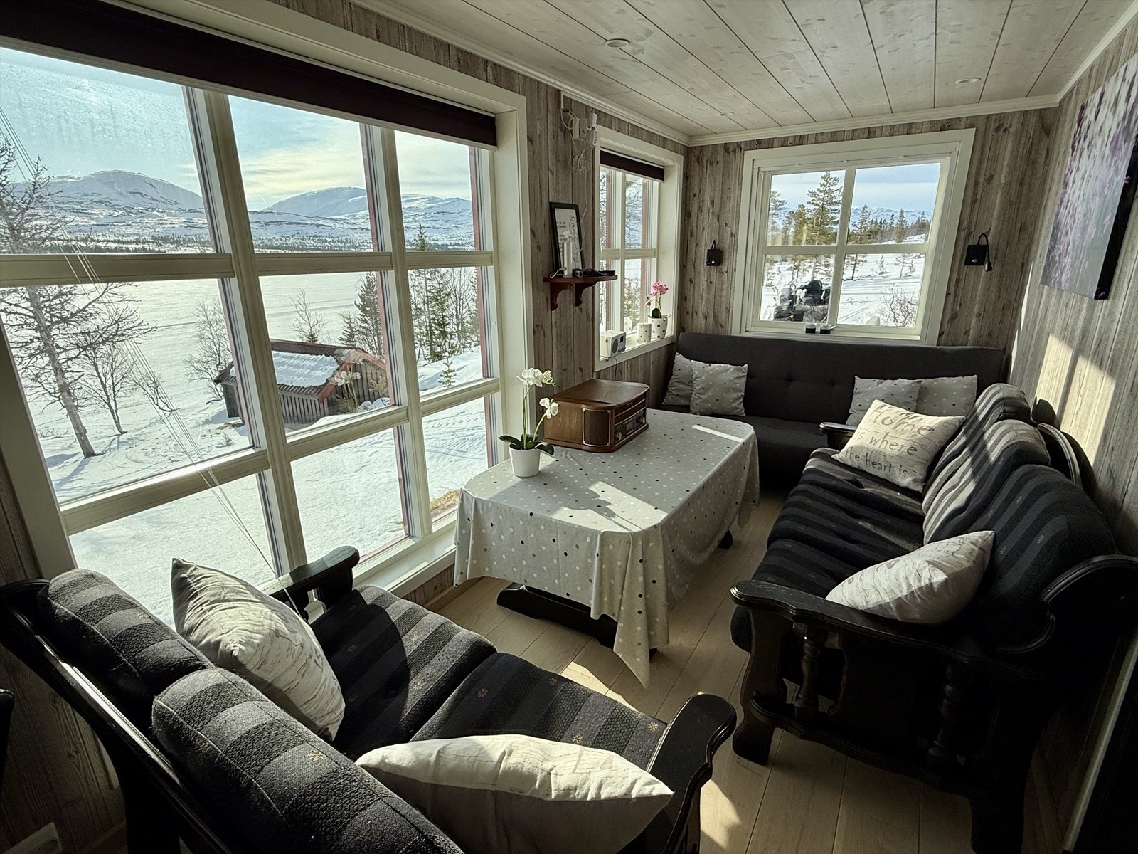 Nydelig utsikt utover vatnet og fjellheimen Galleribilde