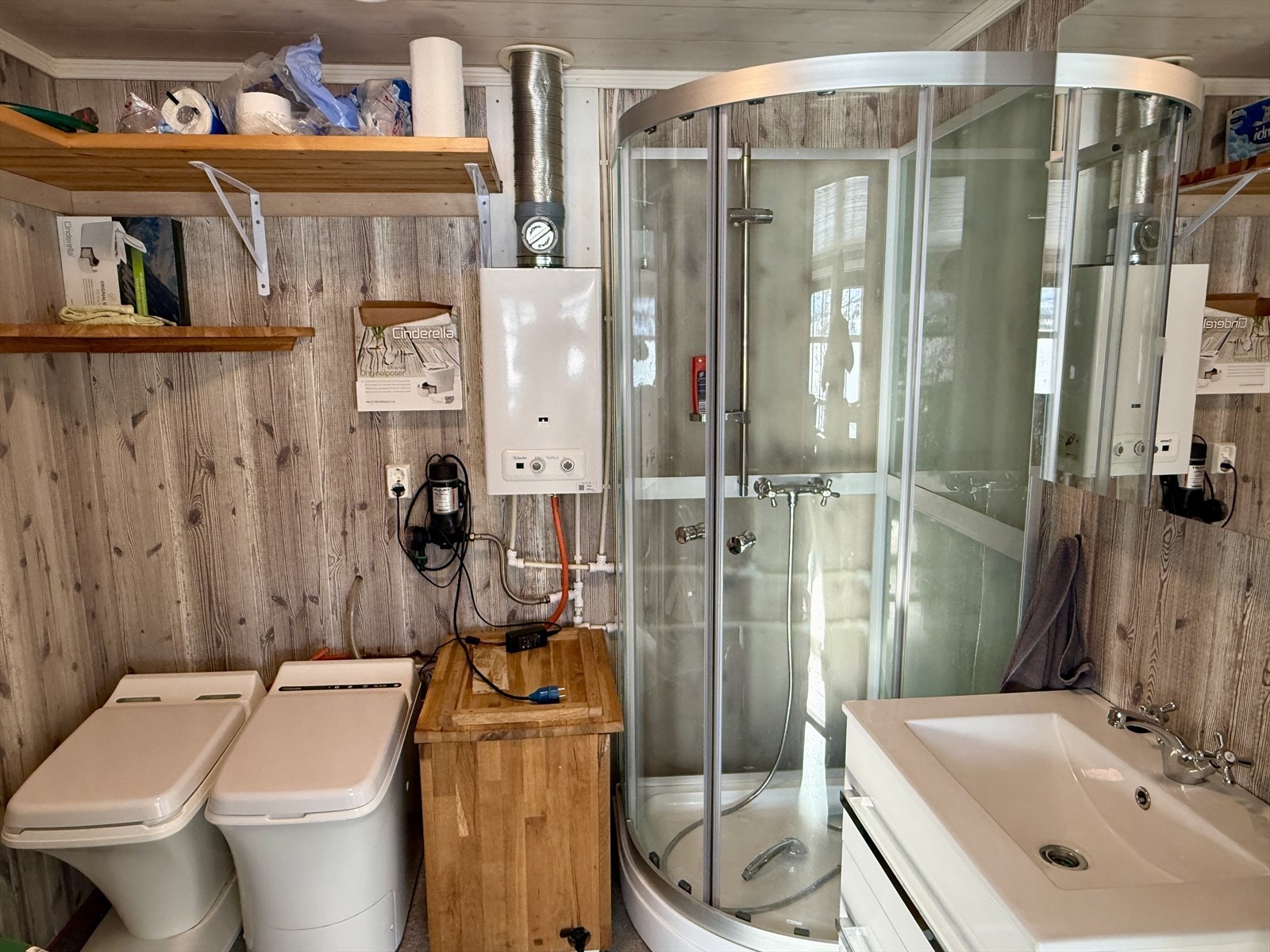 Baderom med cinderella forbrenningsdo og urinal. Galleribilde