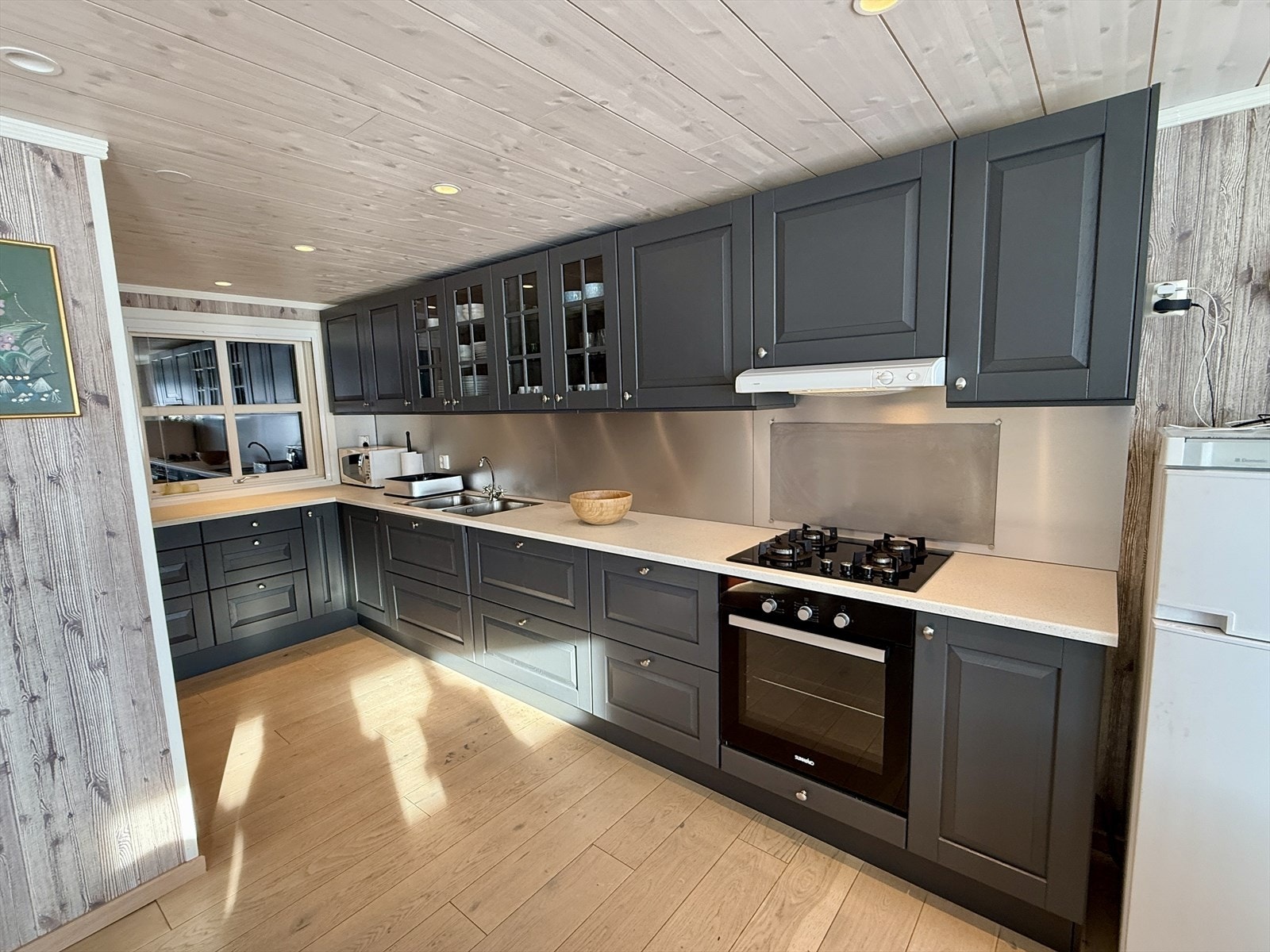 Takhøy kjøkkeninnredning. Rikelig med benkeplass. 4 soners gasstopp. Integrert gasskomfyr. Galleribilde