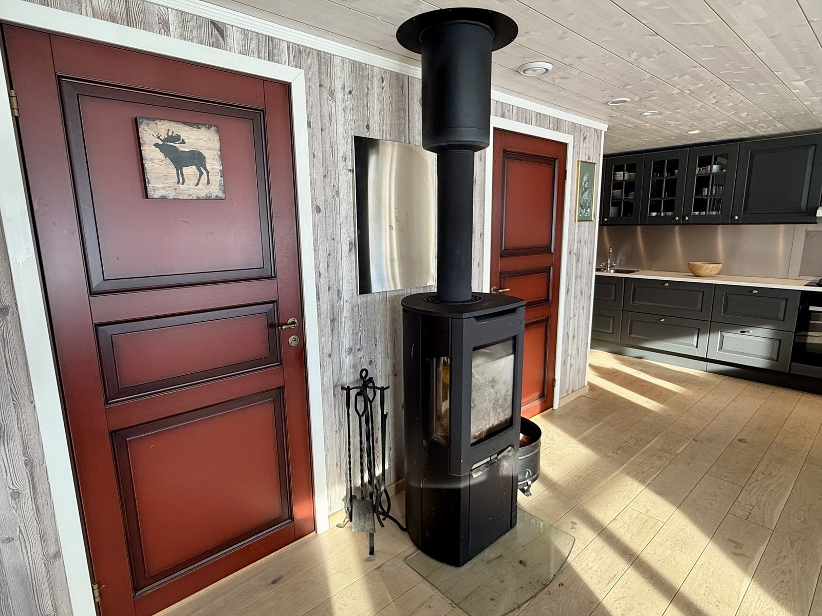 Oppvarming med vedovn. Soverom til venstre baderom til høyre. Galleribilde