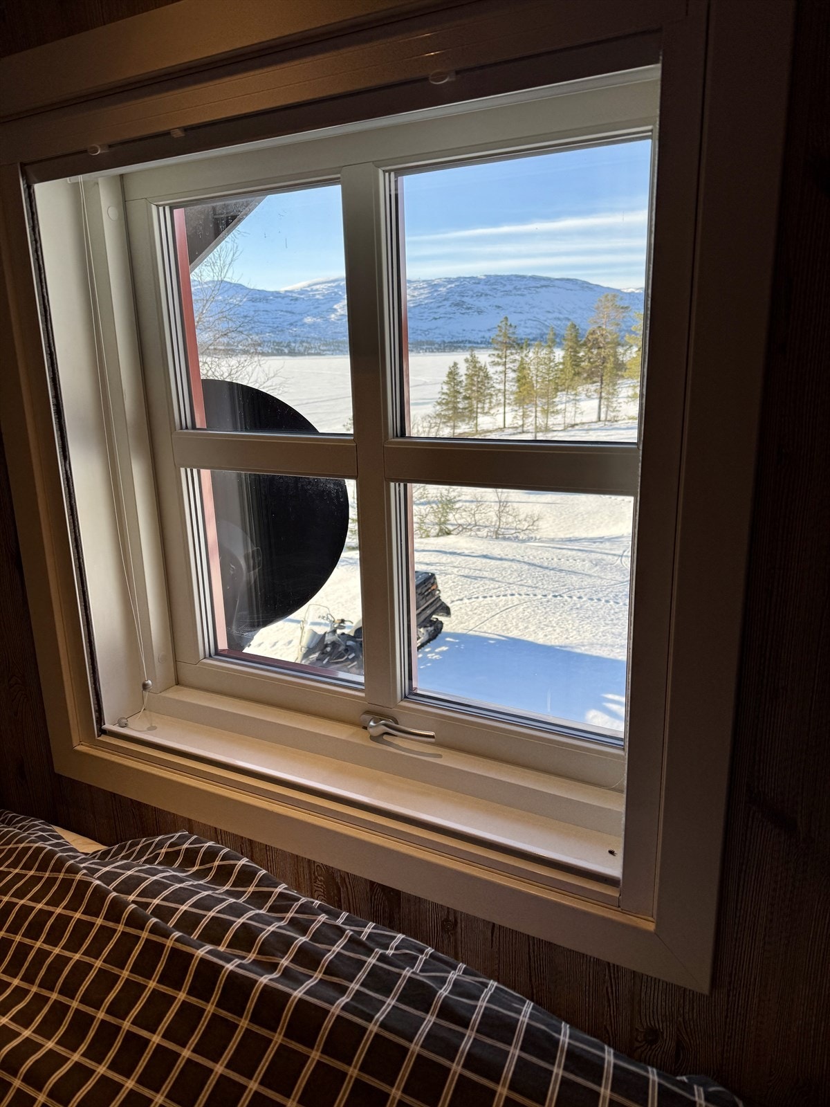 Utsikt fra loftsvindu. Galleribilde