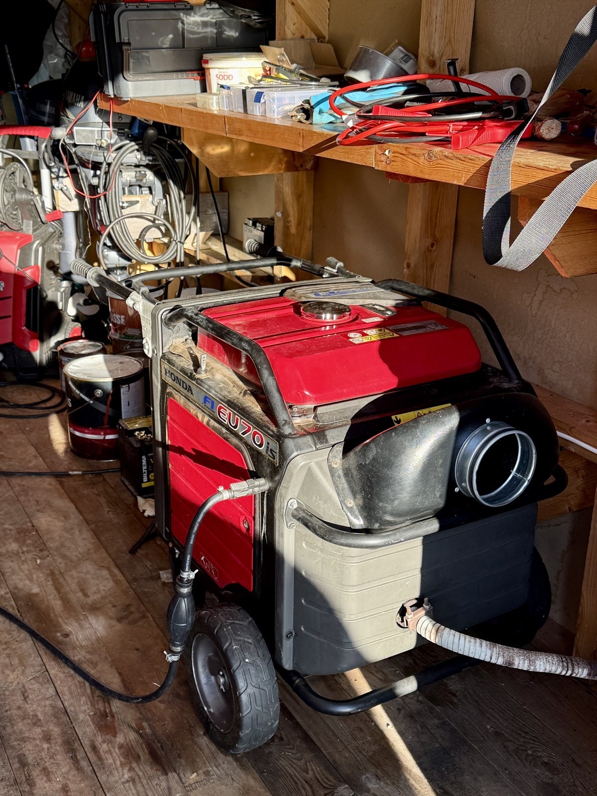 Honda EU70is aggregat medfølger i handel. Veil. pris på dette i dag ligger på rundt kr 69 000,-. Starter automatisk og topplader batteribank. Galleribilde