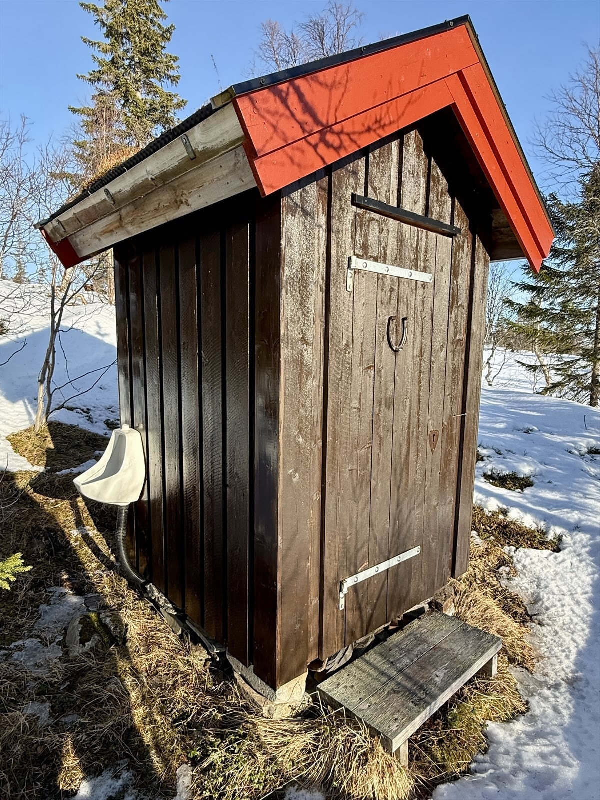 Utedo med pissoar. Galleribilde