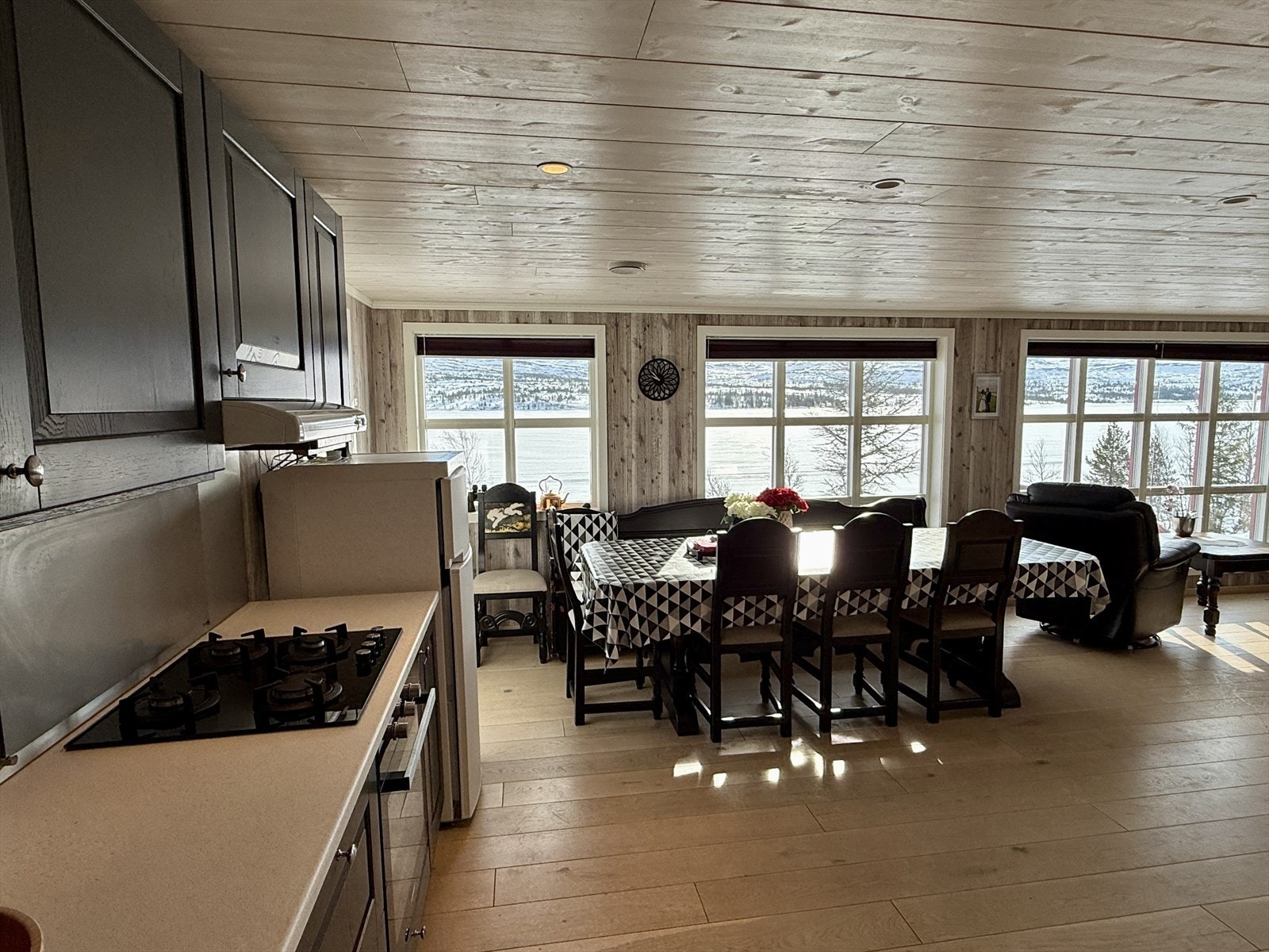 Fra kjøkken mot spiseplass. Galleribilde