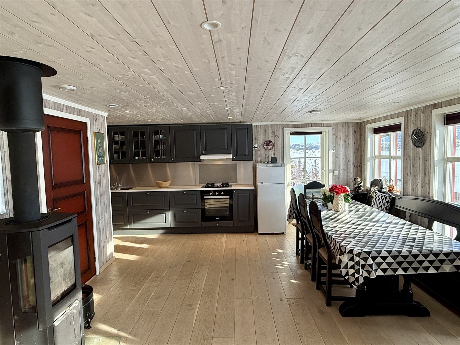 Høy fjellhyttestandard. Himling med downlights. Enstavs parkettgulv. Panel fra Norsk limtre. Galleribilde