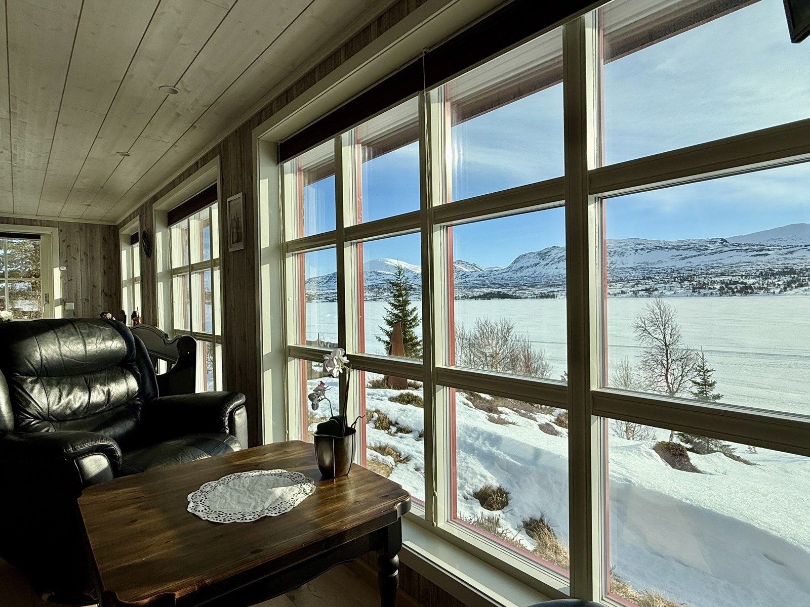 Nydelig utsikt utover Skjækerfjella fra både spisestue og sofagruppe. Galleribilde