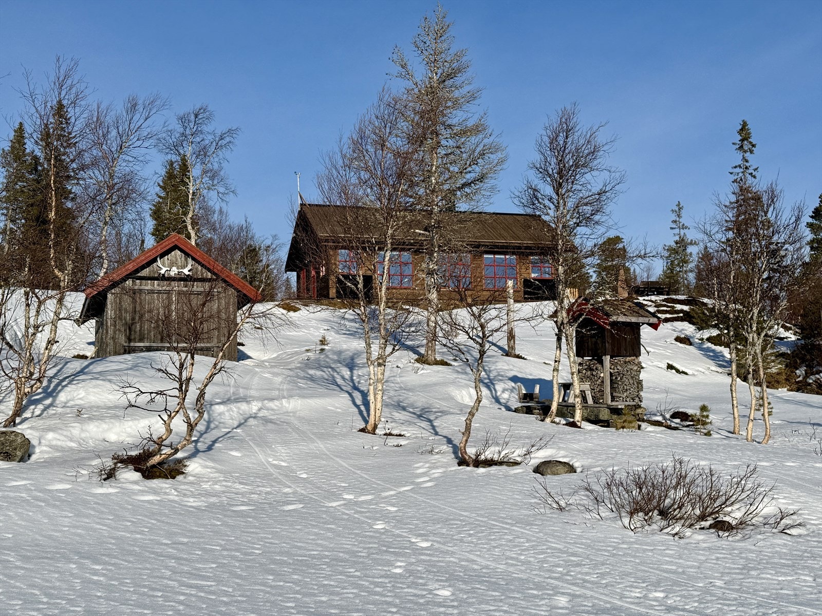Eiendommen består av hytte, naust, jordkjeller og utedo. Galleribilde