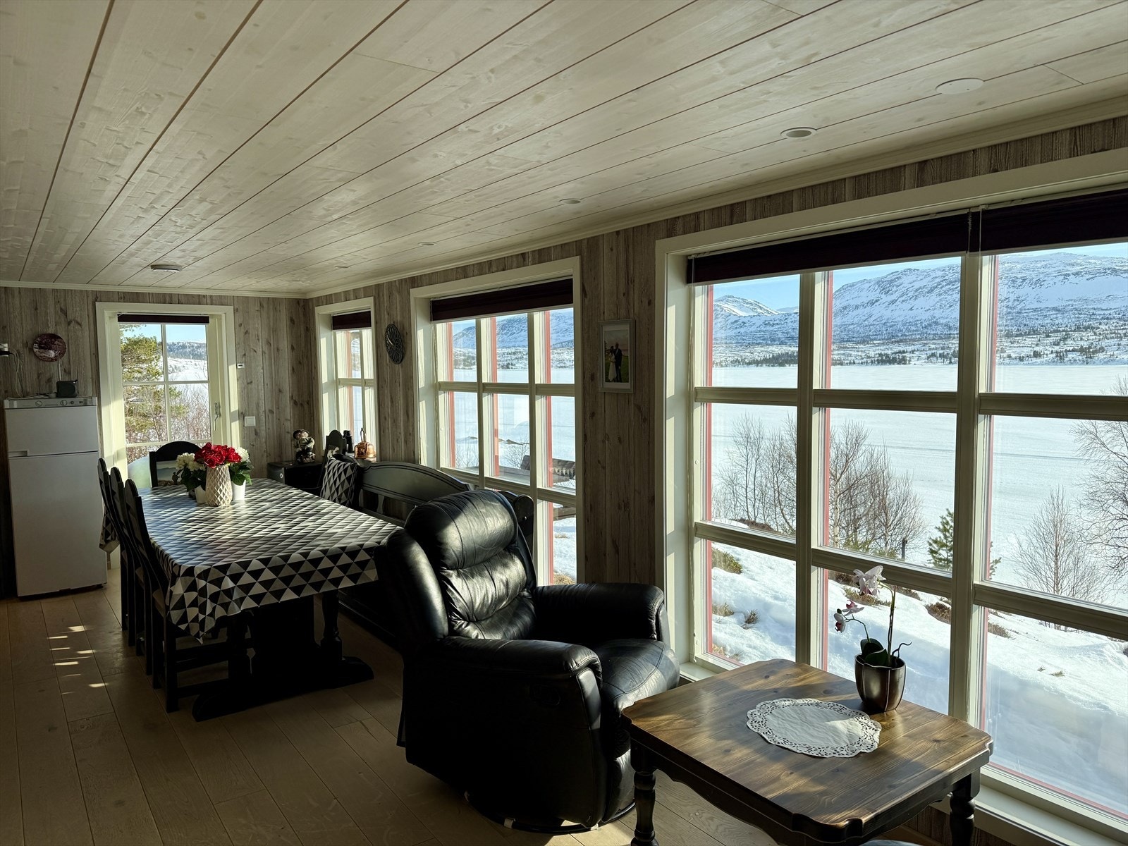 Romslig stue med flere soner. Galleribilde