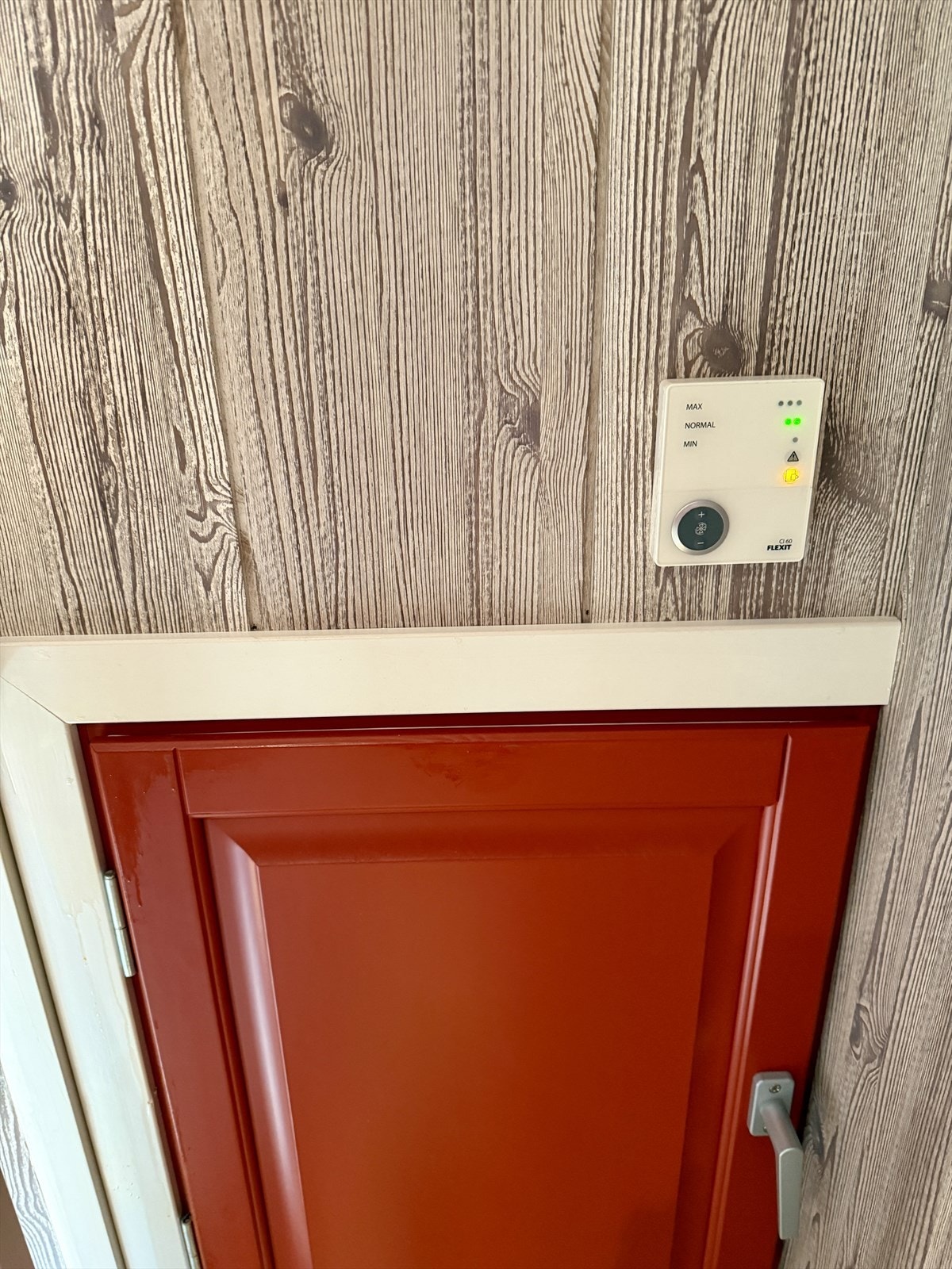 Inspaksjonsluke til knevegg. Styringspanel for balansert ventilasjon. Galleribilde