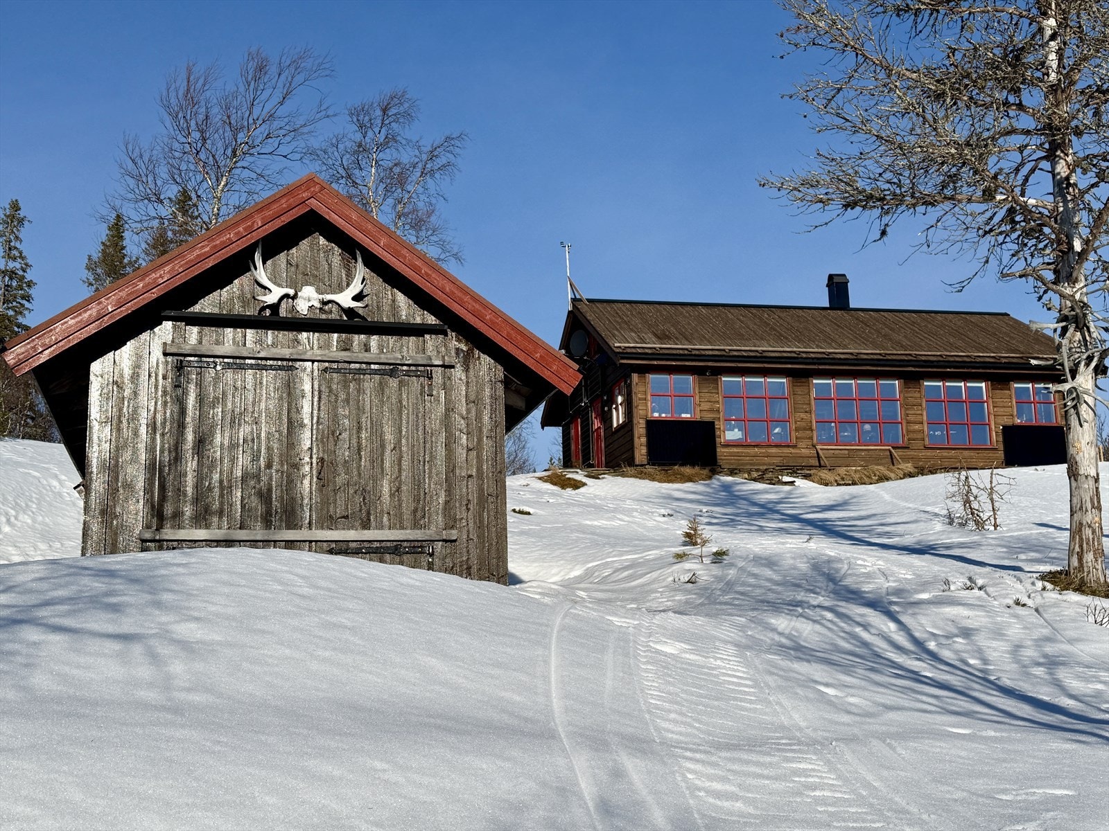 Naust nede ved vatnet. Galleribilde