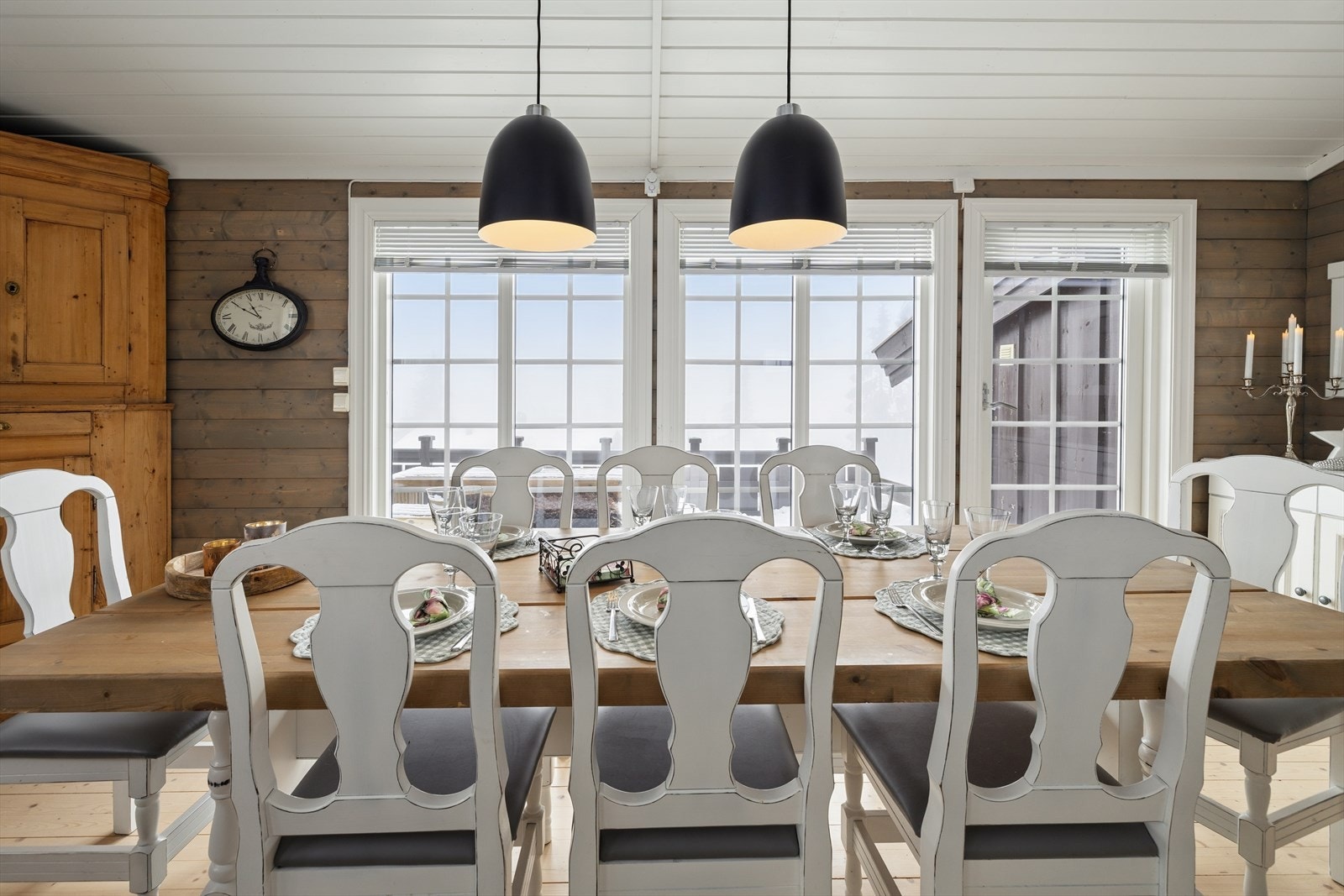 Hytta varmes opp gjennom peisovn, varmepumpe, gulvvarme og panelovner. Galleribilde