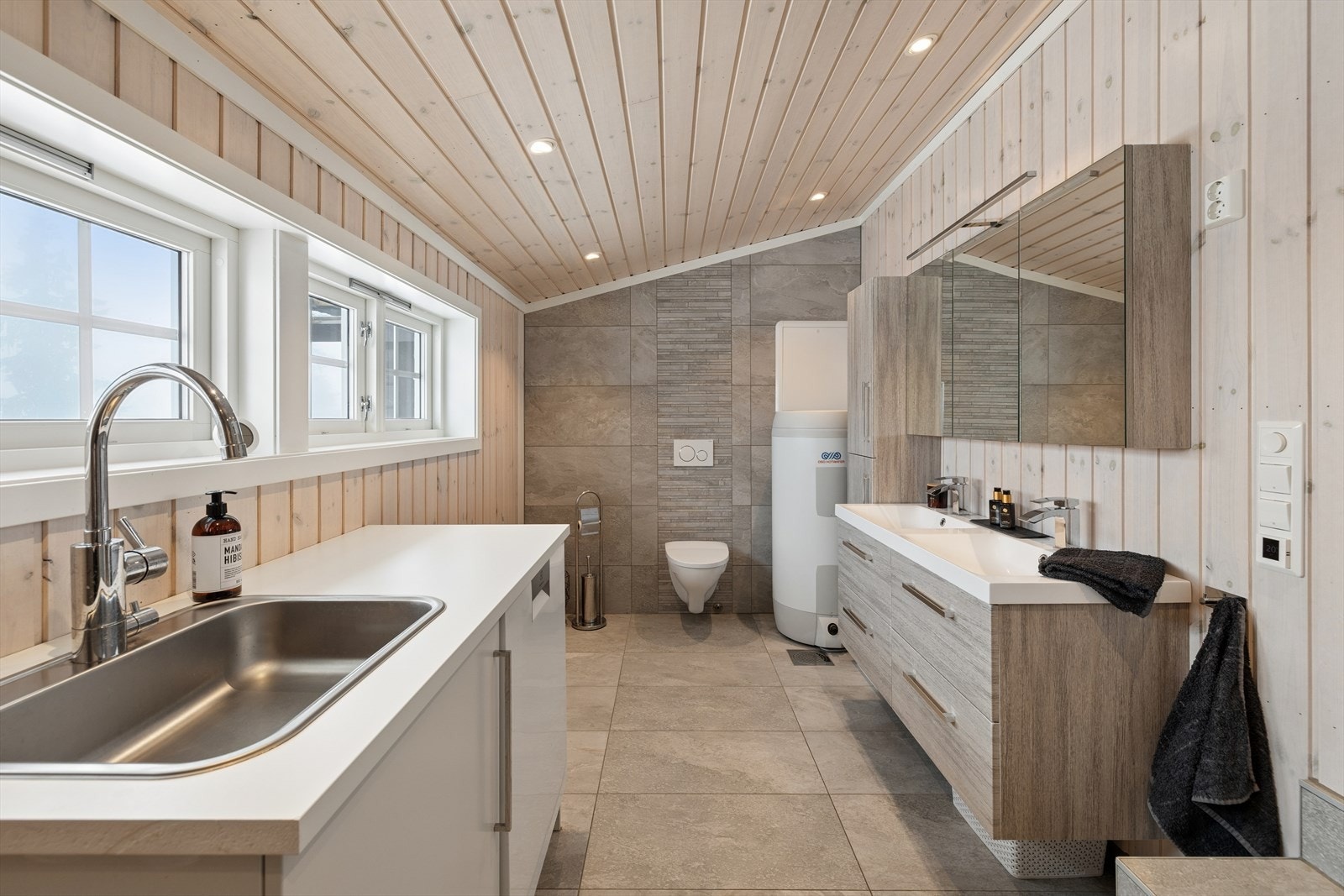 Baderommet er tegnet inn som tilbygg på byggetegningene. Baderommet ble etablert i 2020 sammen med tilbygget. Baderommet er ikke søkt og godkjent. Galleribilde