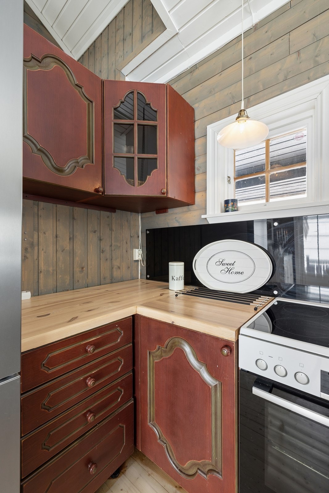 Kjøkkenet har lagringsplass i over og underskap. Galleribilde