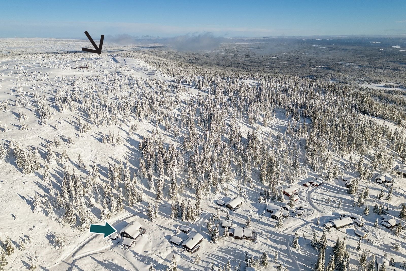 Her har du en rekke skiløyper og turstier rett utenfor døra. (Toppen av skitrekket markert med sort pil) Galleribilde