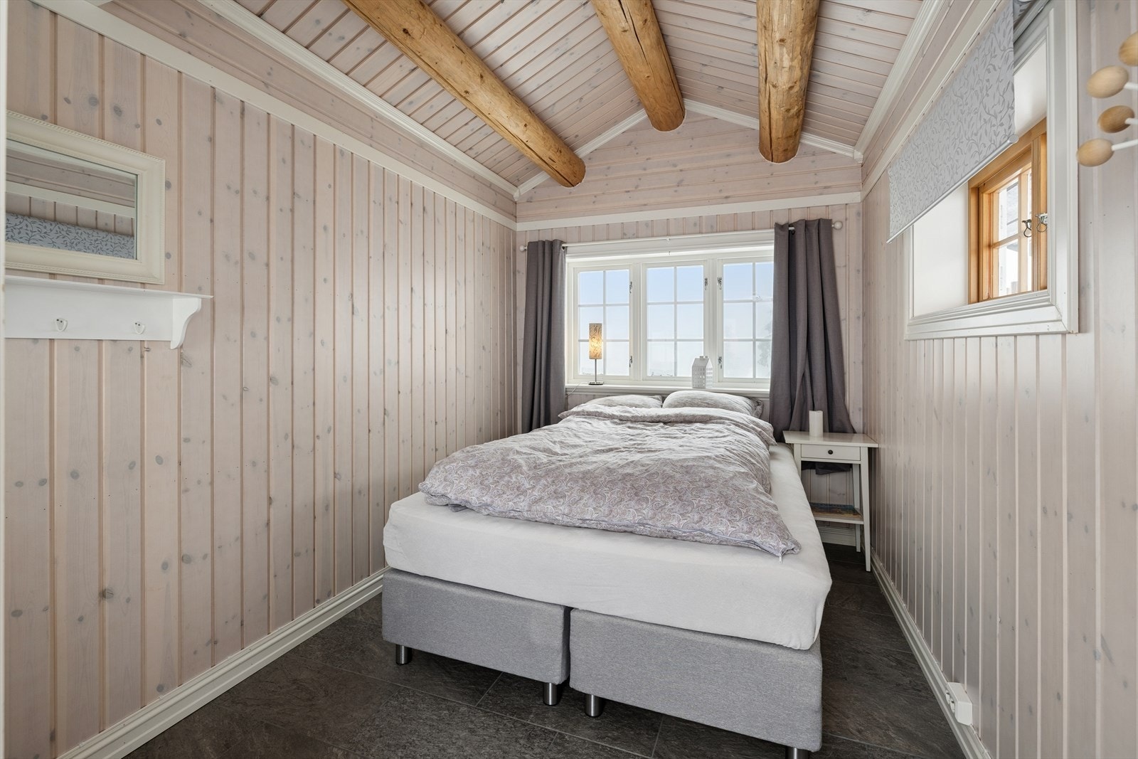 Anneks med fliser på gulv og panel på vegger og i himling. Galleribilde