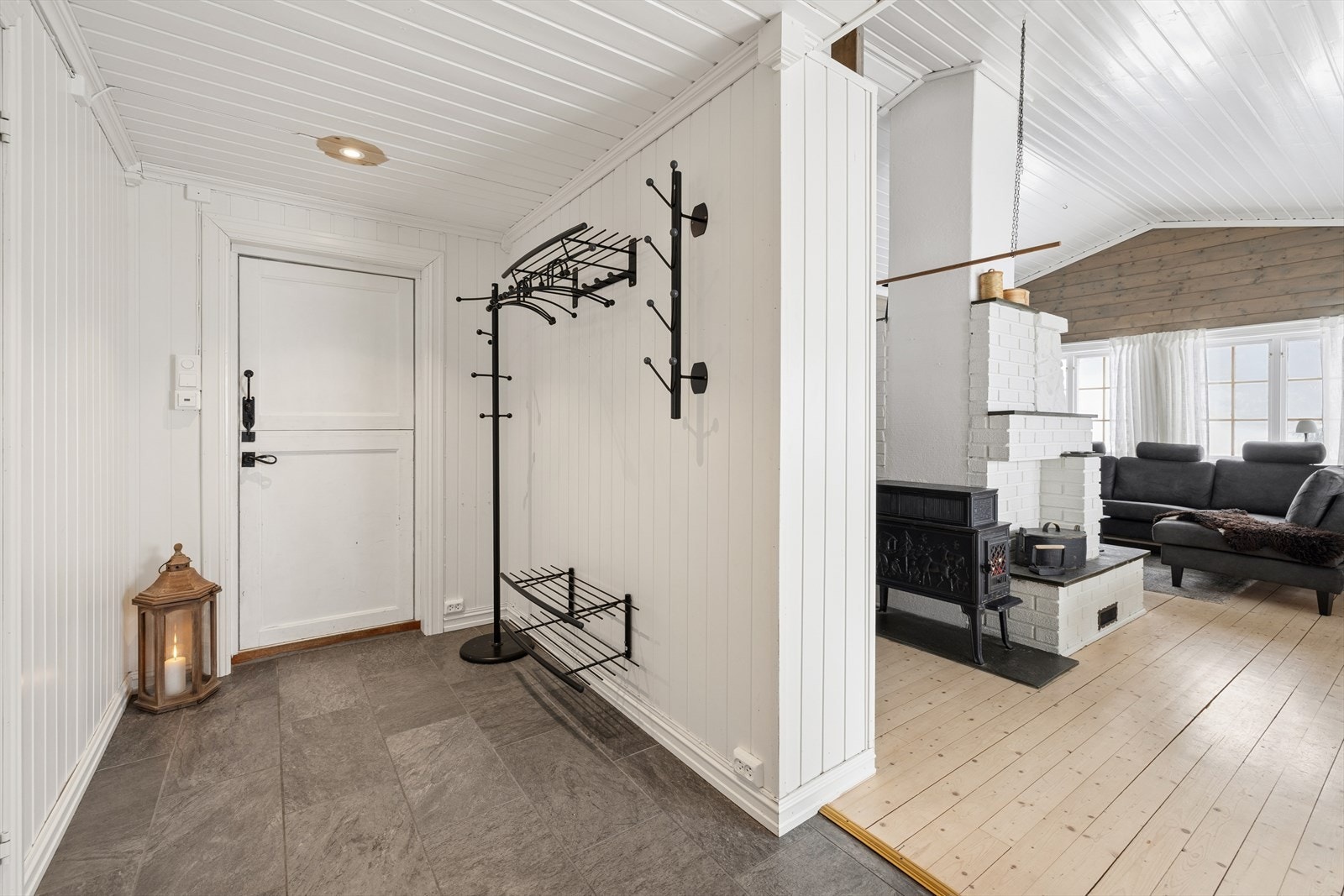 Velkommen inn i en romslig og lys entre. God plass til å henge fra seg tøyet og sette fra seg skoene. Galleribilde