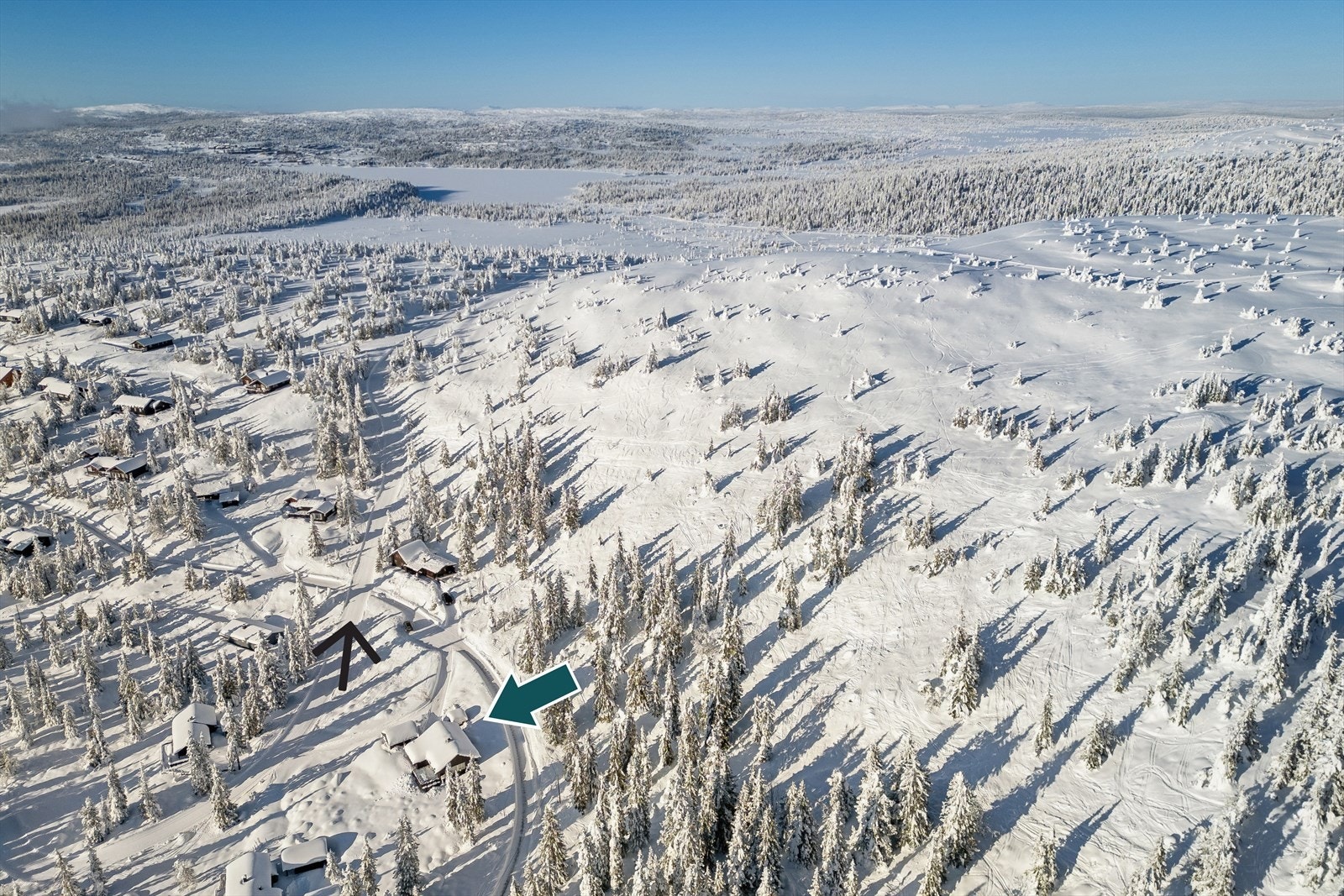 Oversikts bilde over området. (Skiløype markert med sort pil) Galleribilde
