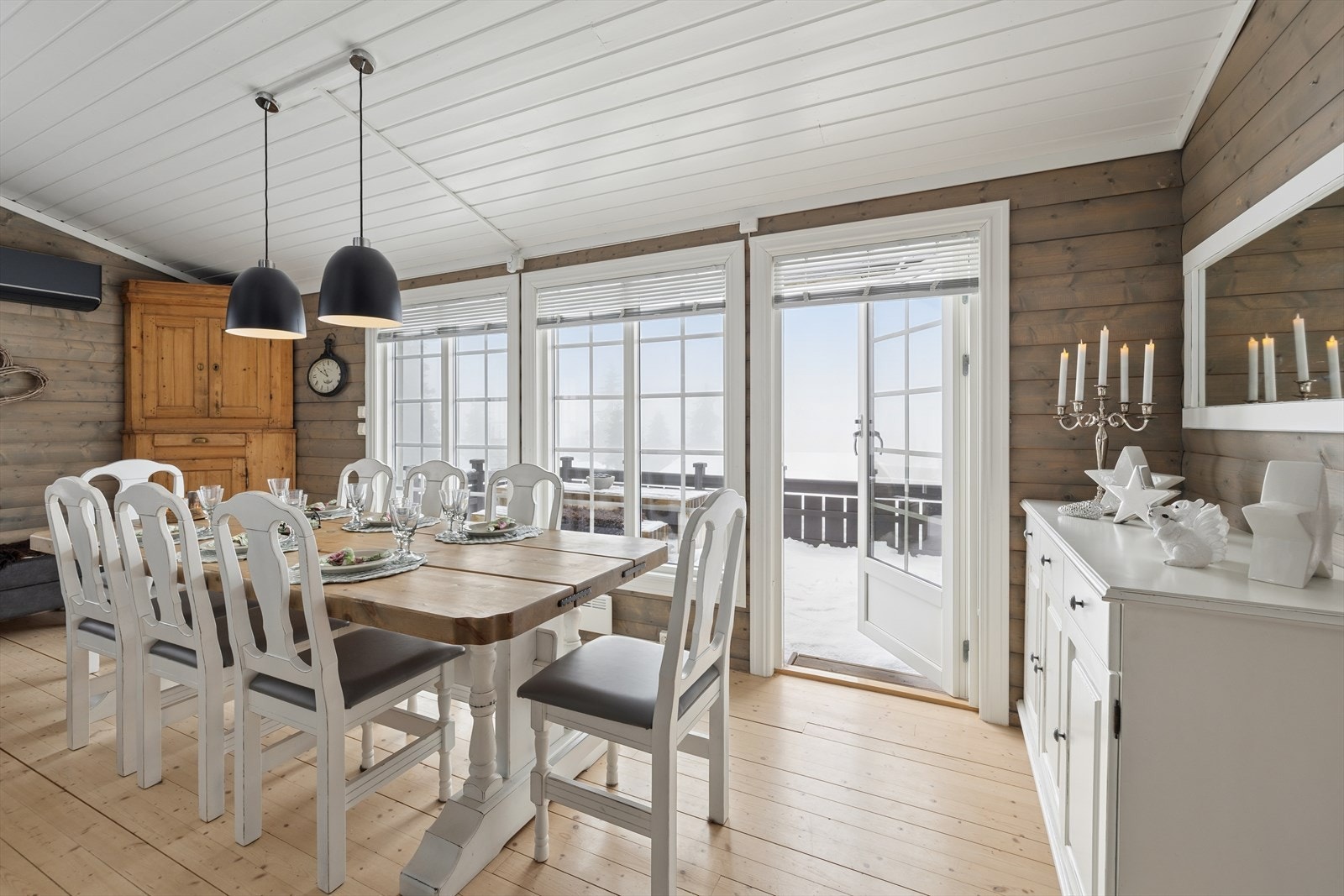 God plass til spisegruppe for familien og gjester. Utgang til solrik terrasse. Galleribilde