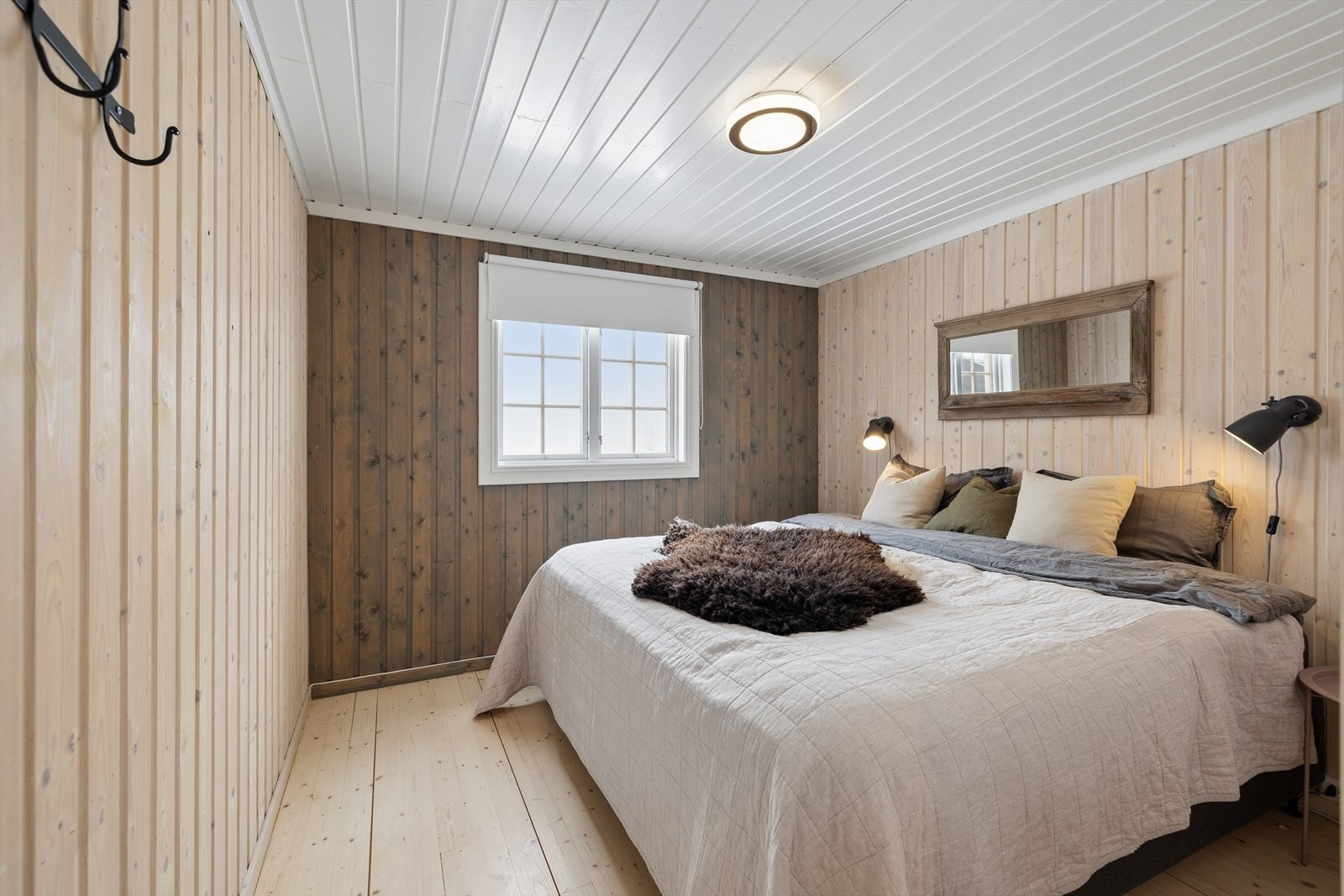 Hytta har 2 soverom, hvor av begge rommene har god plass til seng og tilhørende soveromsmøbler. Galleribilde