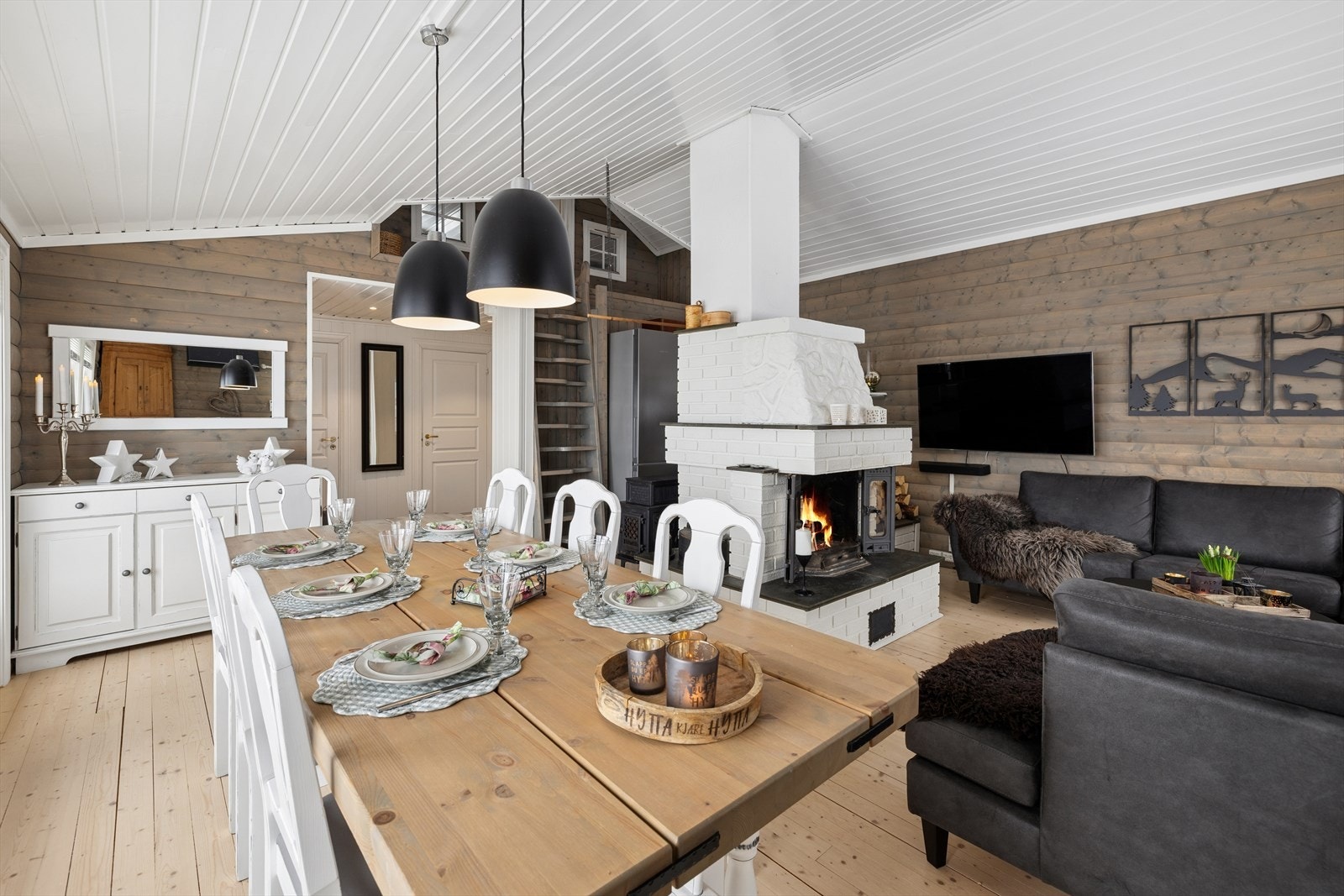 Her har du en sosial stue/spisestue med gode møbleringsmuligheter. Galleribilde