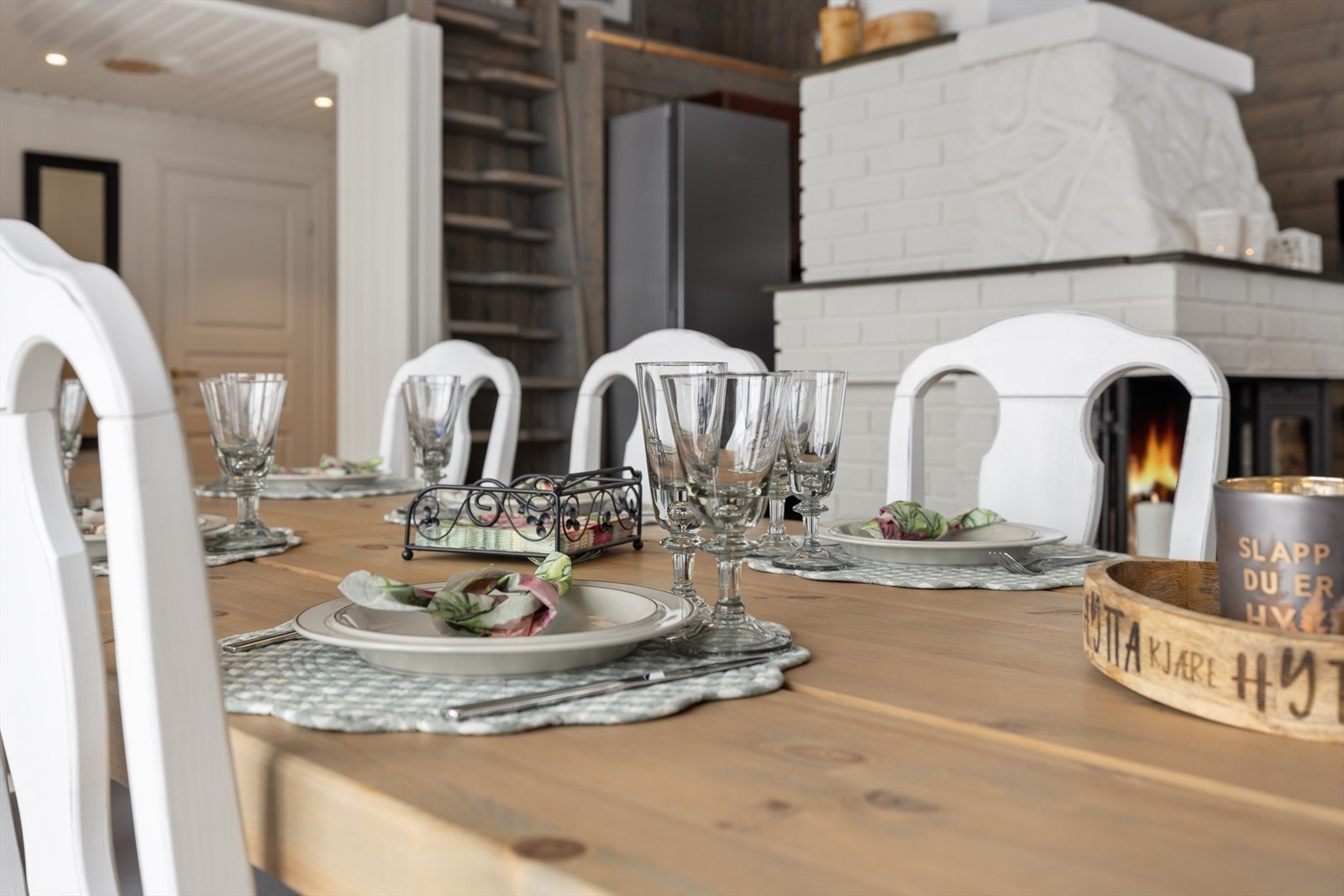 Hytta har offentlig vann og avløp samt privat veg. Galleribilde