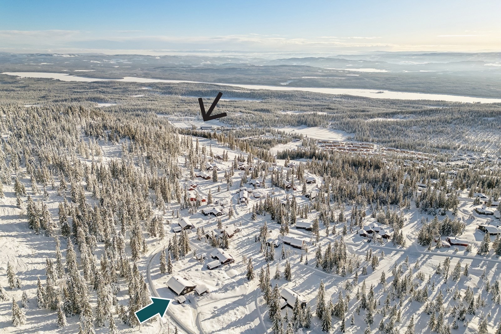 Eiendommen ligger rett i nærheten av alpinbakken, skiløyper og Natrudstilen skistadion (markert med sort pil) Galleribilde