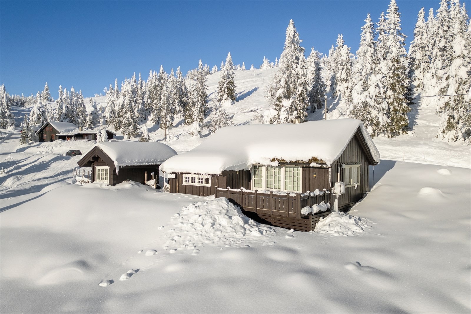 Hytta ligger på et populært hyttefelt med gode solforhold. Galleribilde