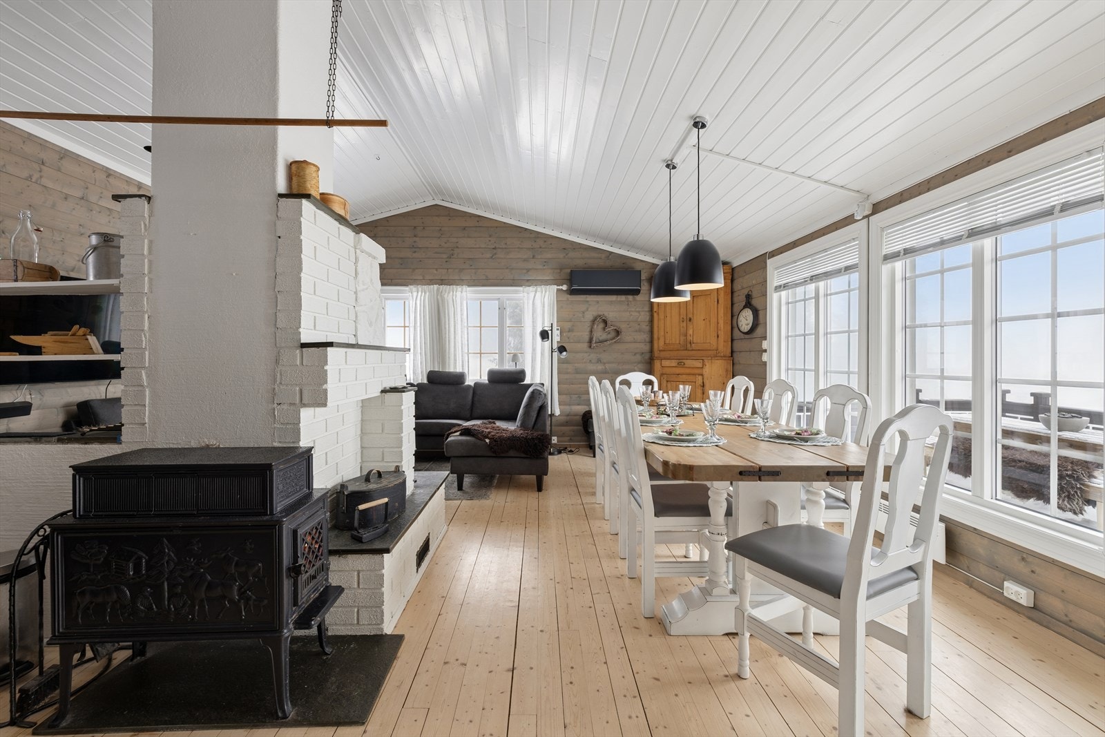 I tillegg til en lekker peisovn har du en praktisk vedovn i hjertet av hytta. Galleribilde