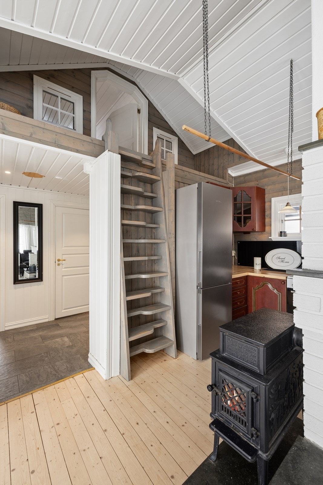 Hytta har en praktisk hems. Galleribilde