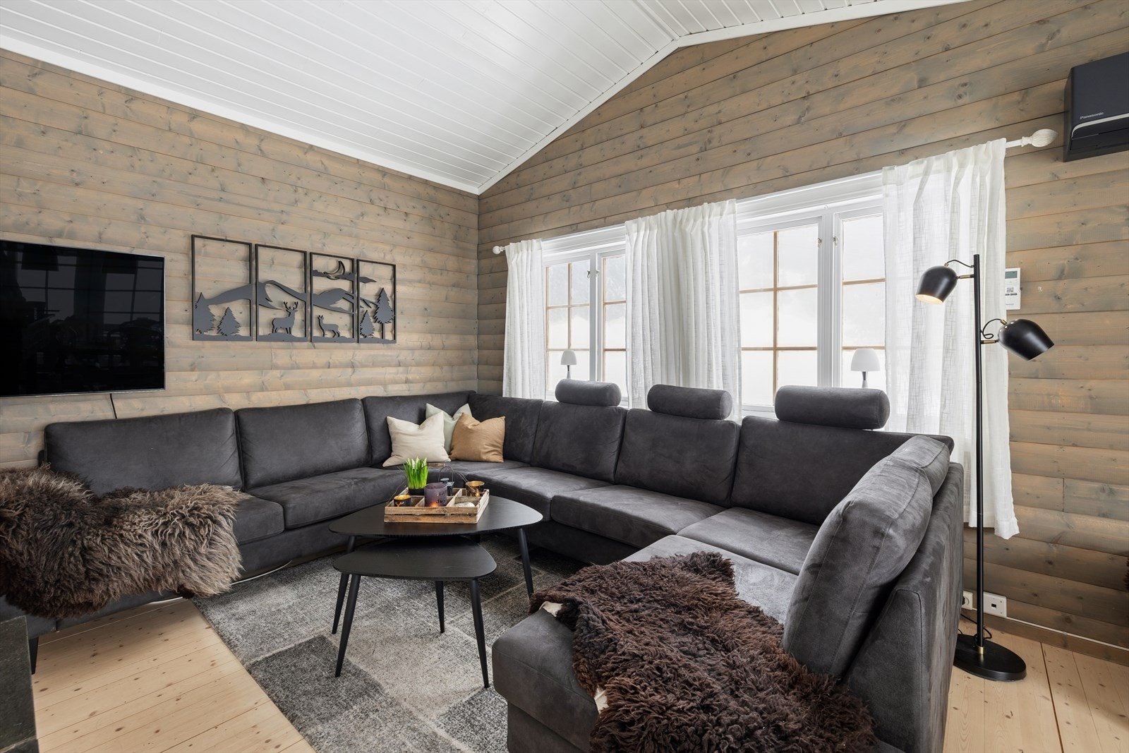 Her kan du plassere en stor sofagruppe og tilhørende tv-møblement. Galleribilde