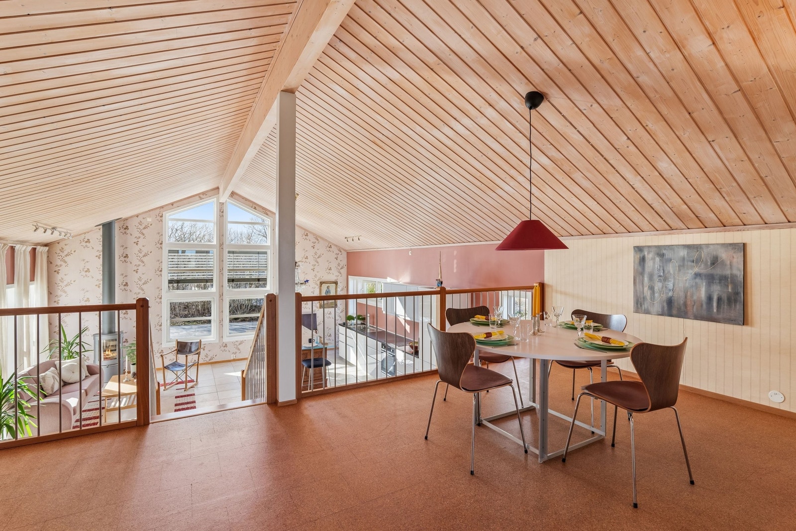 Spisestue med utsikt og god kontakt med allrommet Galleribilde