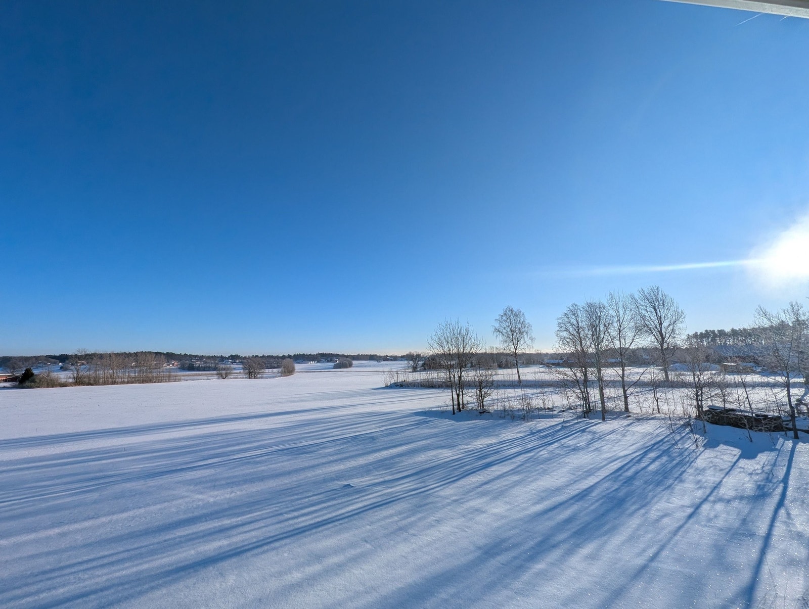 En vinterdag. Skiløyper blir kjørt opp rett utenfor huset, når forholdene tillater det. Galleribilde