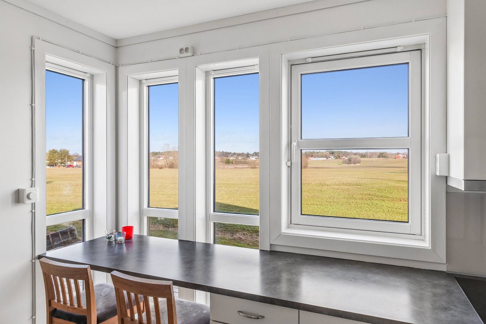 Utsikt over Slagendalen fra frokostbordet Galleribilde