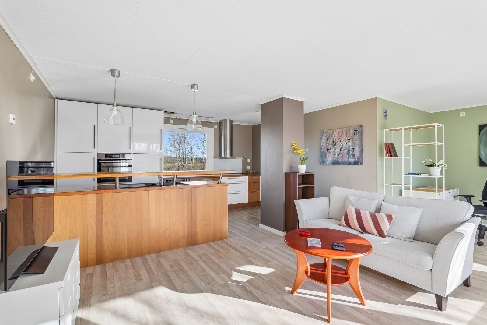 Kontor (til høyre i bildet) med utgang til haven Galleribilde