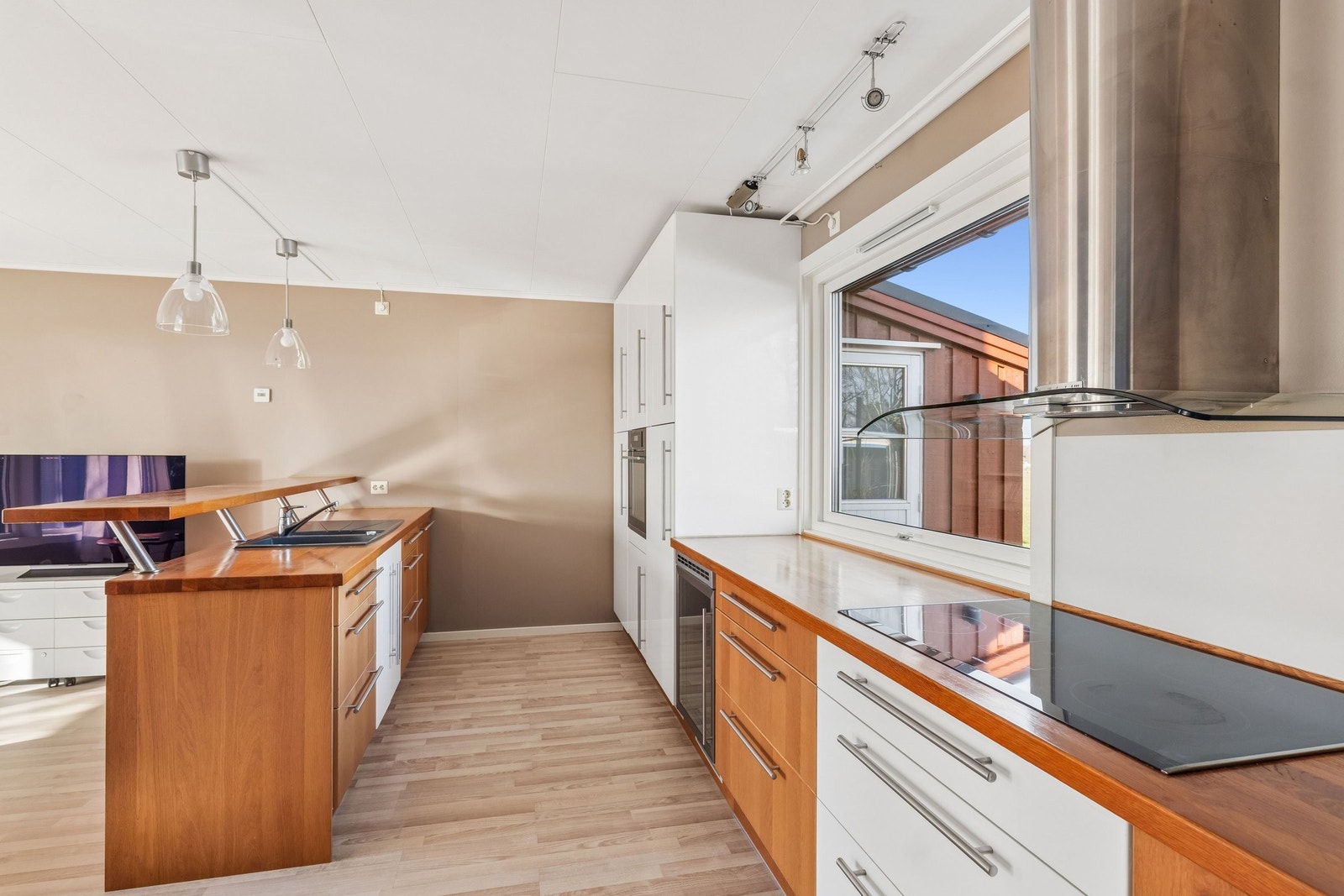 Godt med skapplass i kjøkkenet Galleribilde