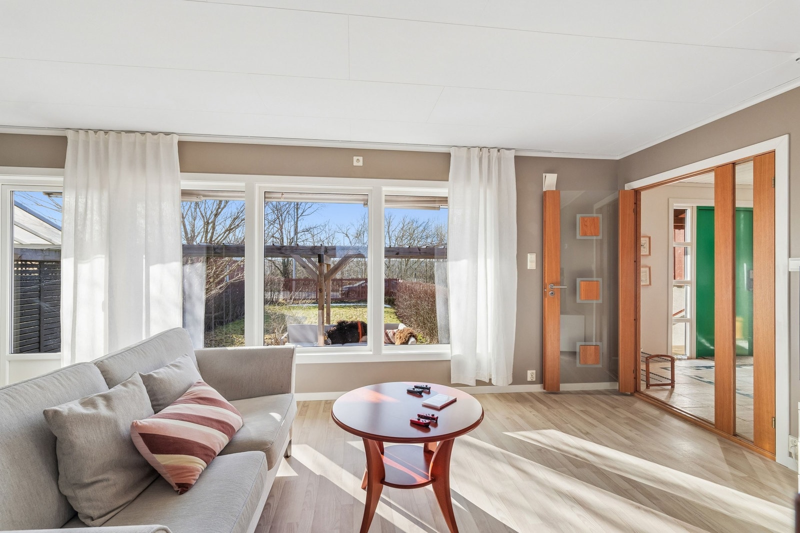 Godt med lys inne, og med sitteplass utenfor Galleribilde