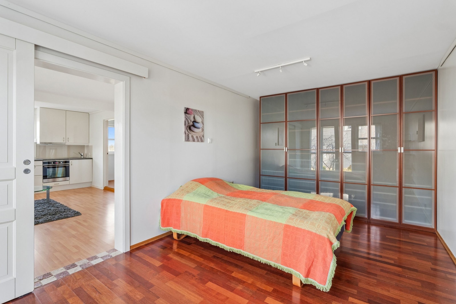 Stort tilhørende soverom med plass til hjemmekontor Galleribilde