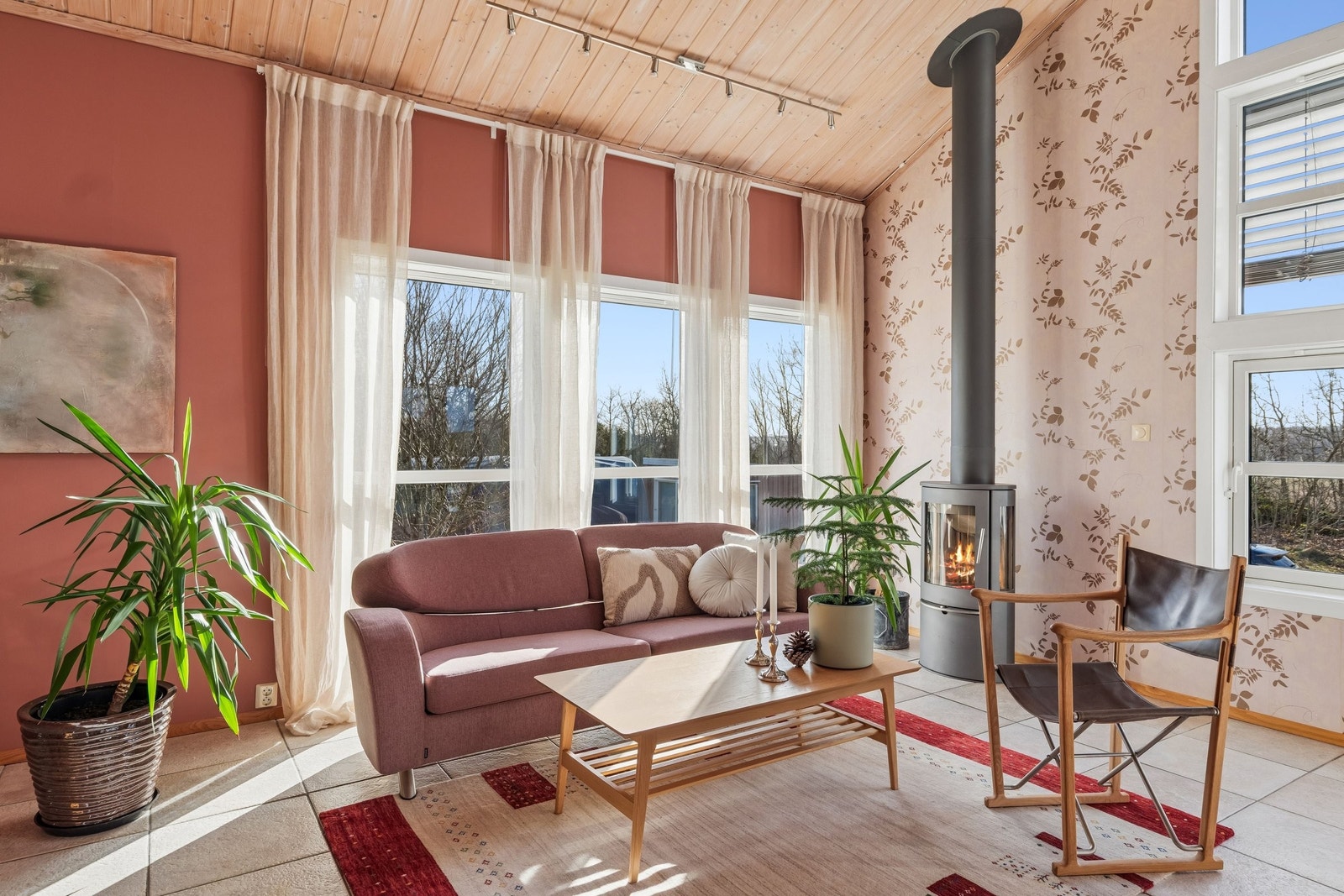 Koselig sofakrok med moderne peisovn Galleribilde