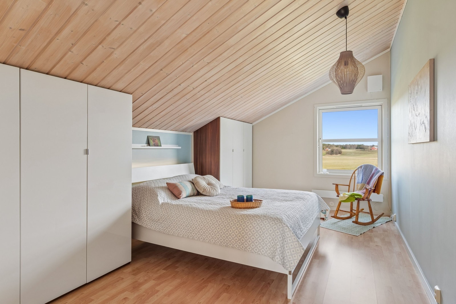 Hovedsoverommet er stort, lyst og med utsikt, i tillegg til god garderobeplass Galleribilde