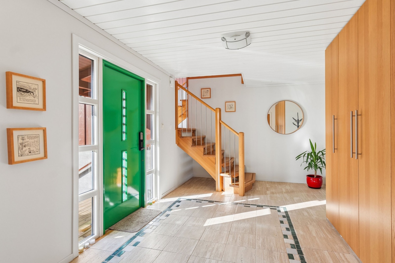 Entre med Travertin naturstein og stor garderobe Galleribilde