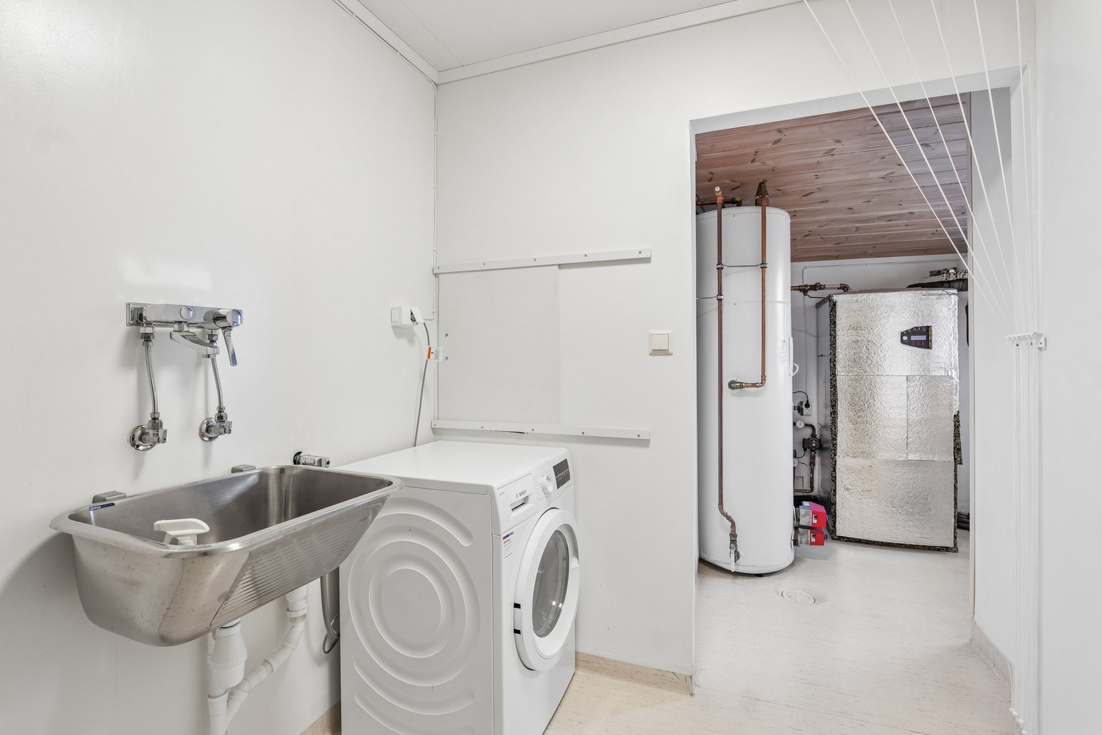 Vaskerom og teknisk rom, med sluk i gulvet Galleribilde