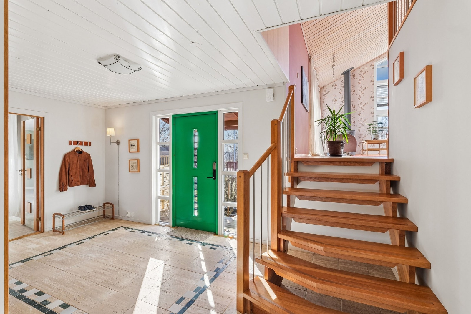 Bred trapp i heltre eik opp til stuen Galleribilde