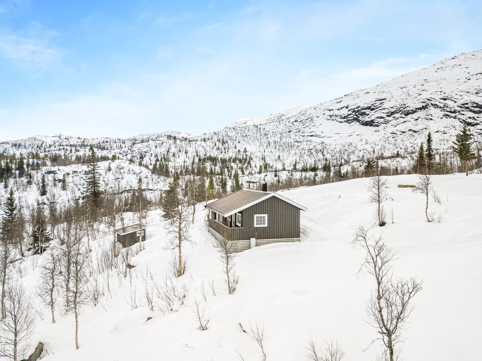 Bygningssakkyndige opplyser: "Det er privat stikkvei inn fra Kilerovavegen som avsluttes ved nabohytte like ved.
På vinterstid er det ca. 8 km. ski/snøscootertur fra felles bilparkering i Froland." Galleribilde