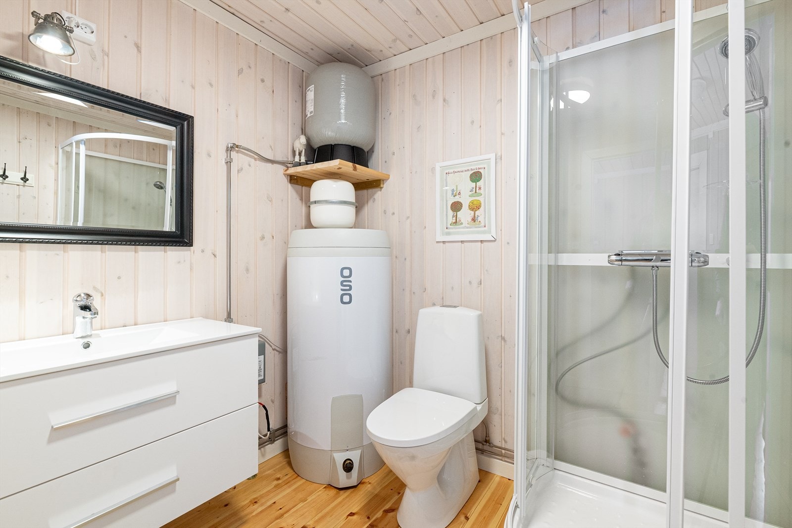 Bad med panel på gulv og beiset panel på vegger. Badet ble oppgradert i 2022 med innredning, toalett og dusjkabinett, samt varmtvannstank, trykktank og diverse rørinnstallasjoner. Avløp til nytt mini-renseanlegg. Rommet er ikke utformet som et våtrom. Galleribilde